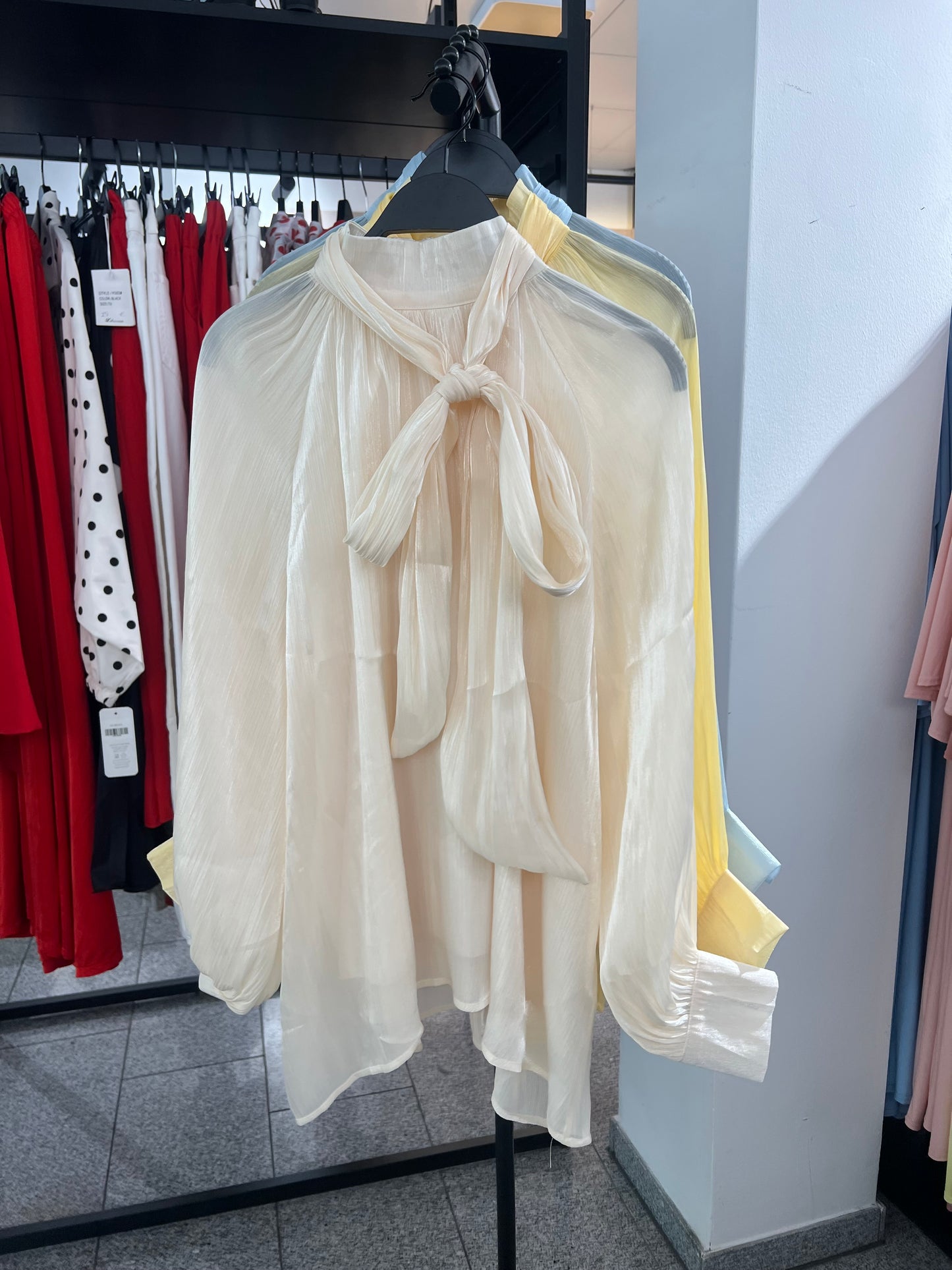 Bluse mit Schleife