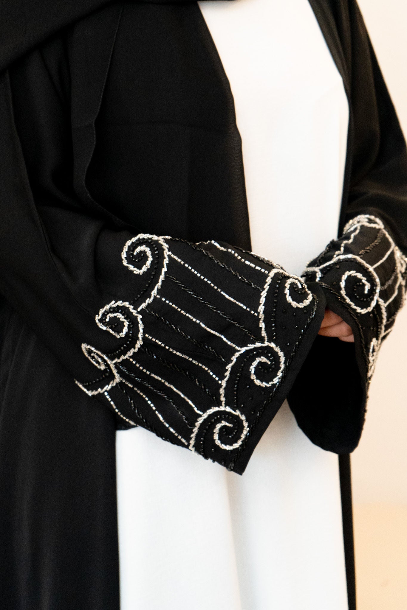 Dubai Abaya mit Stickereien an den Ärmeln