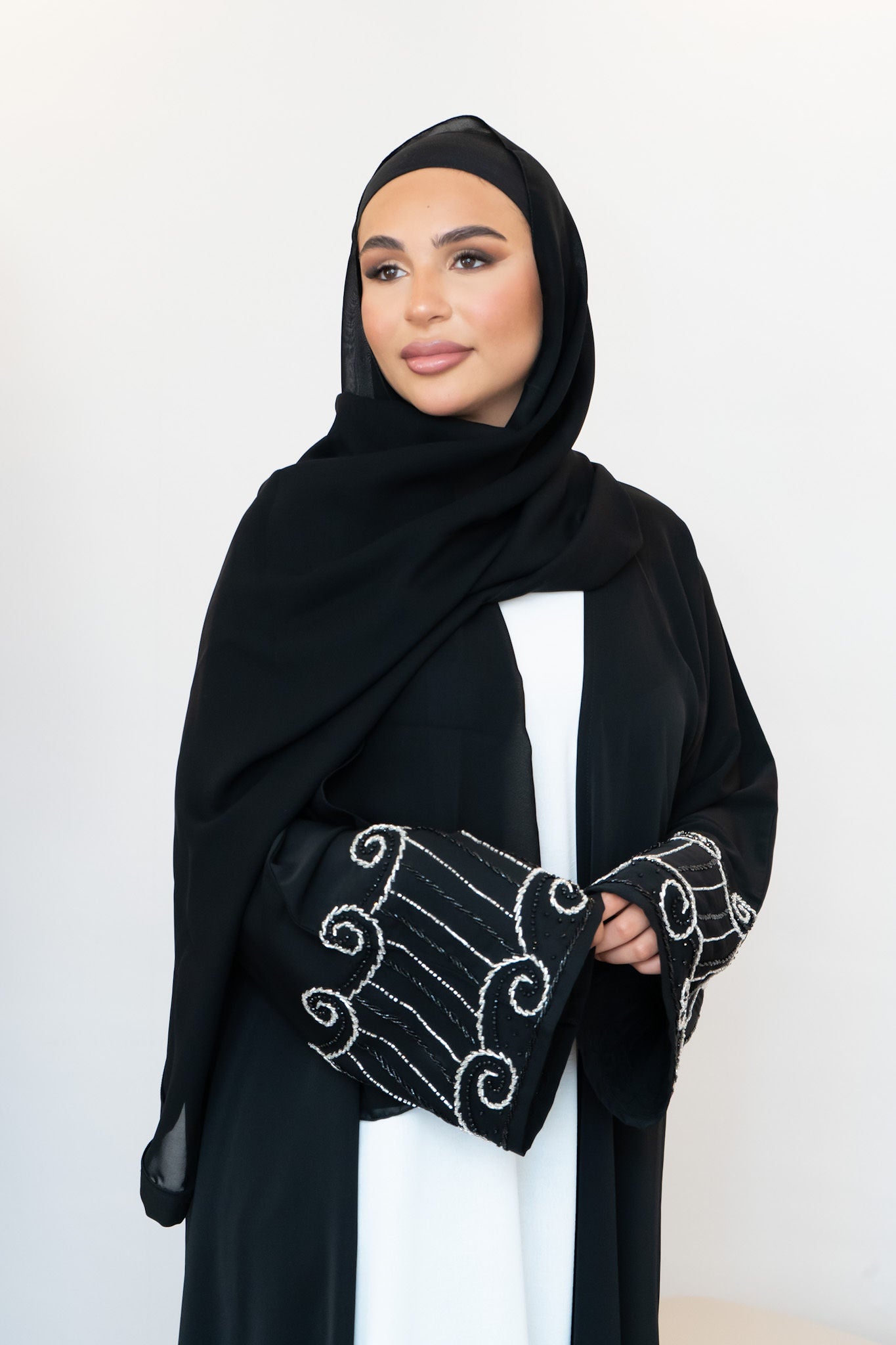 Dubai Abaya mit Stickereien an den Ärmeln