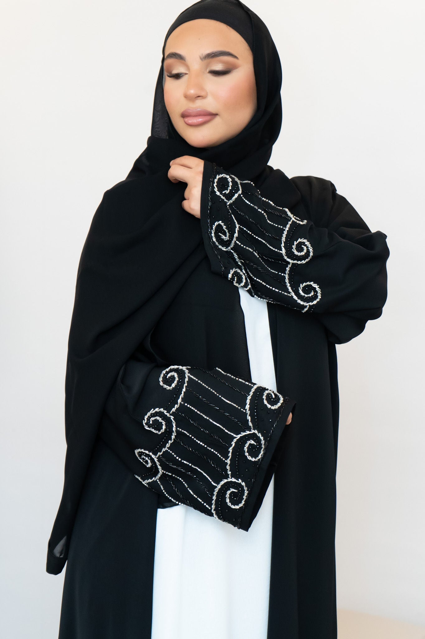 Dubai Abaya mit Stickereien an den Ärmeln