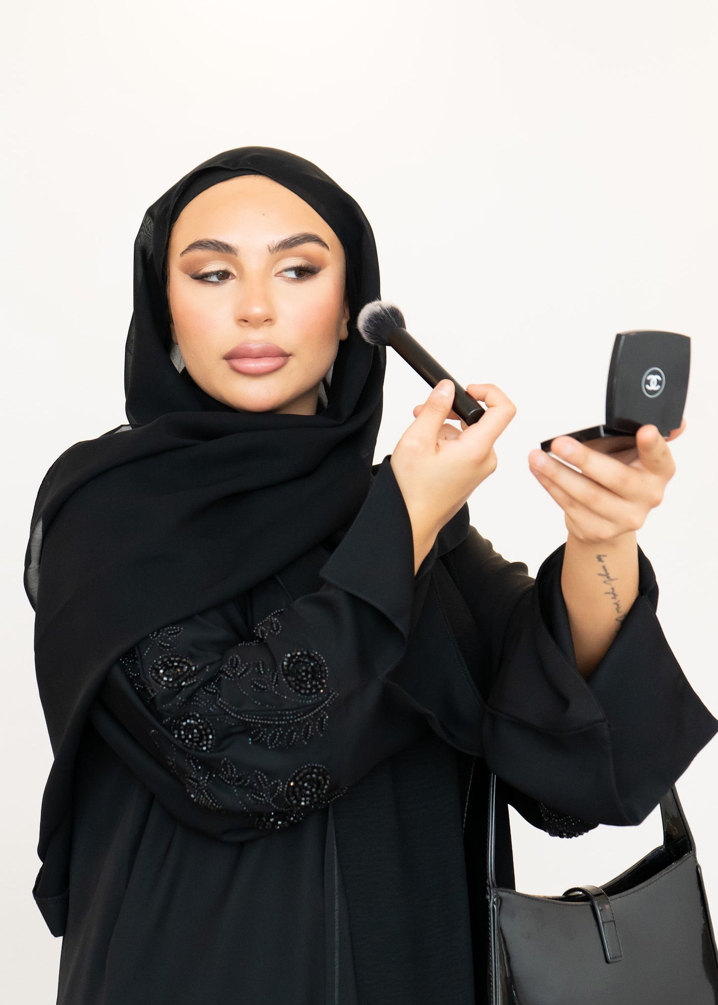 Abaya im Emirati Stil mit schwarzen Stickereien