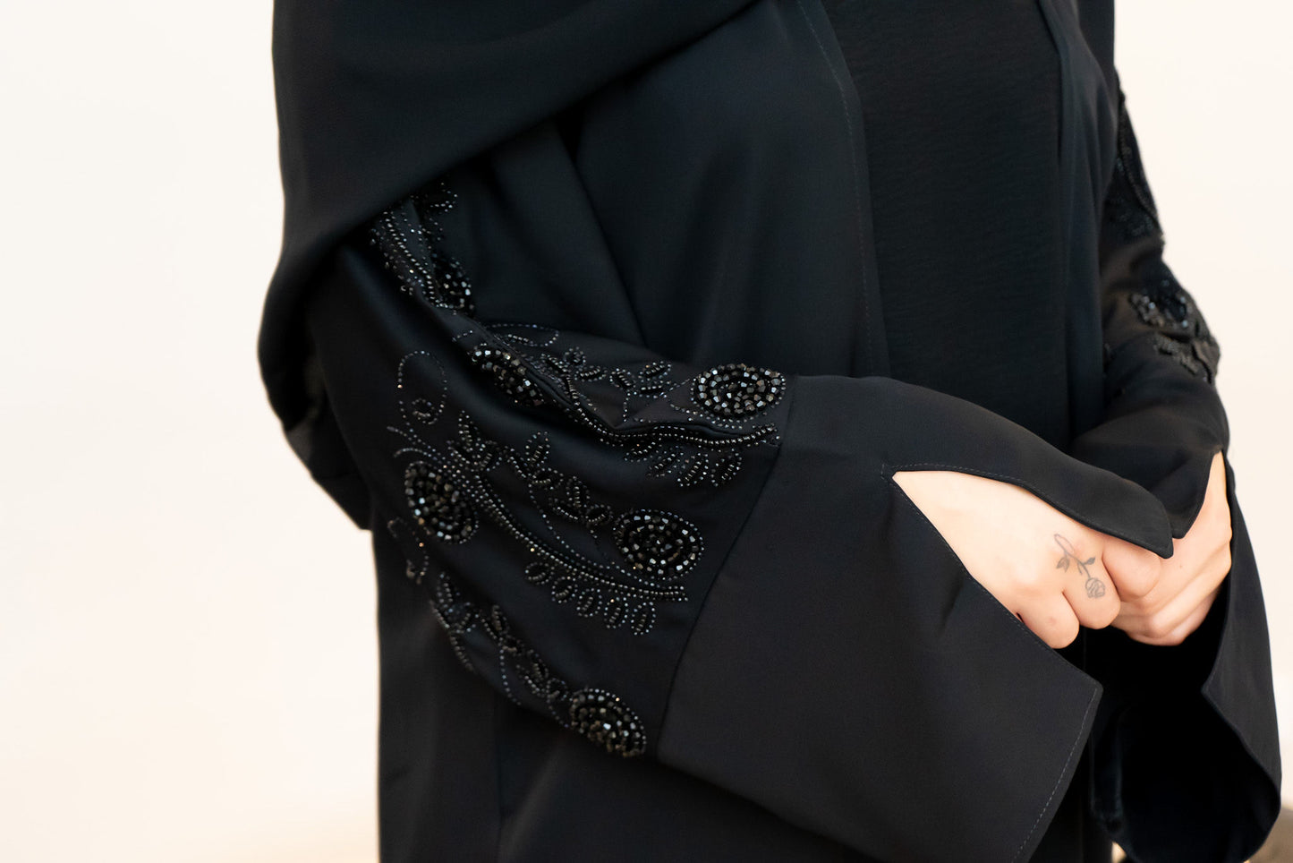 Abaya im Emirati Stil mit schwarzen Stickereien