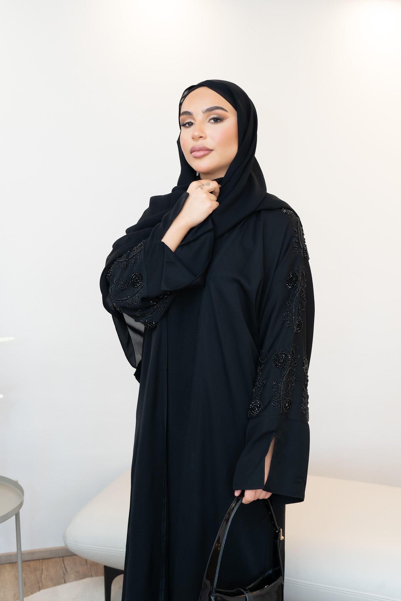 Abaya im Emirati Stil mit schwarzen Stickereien