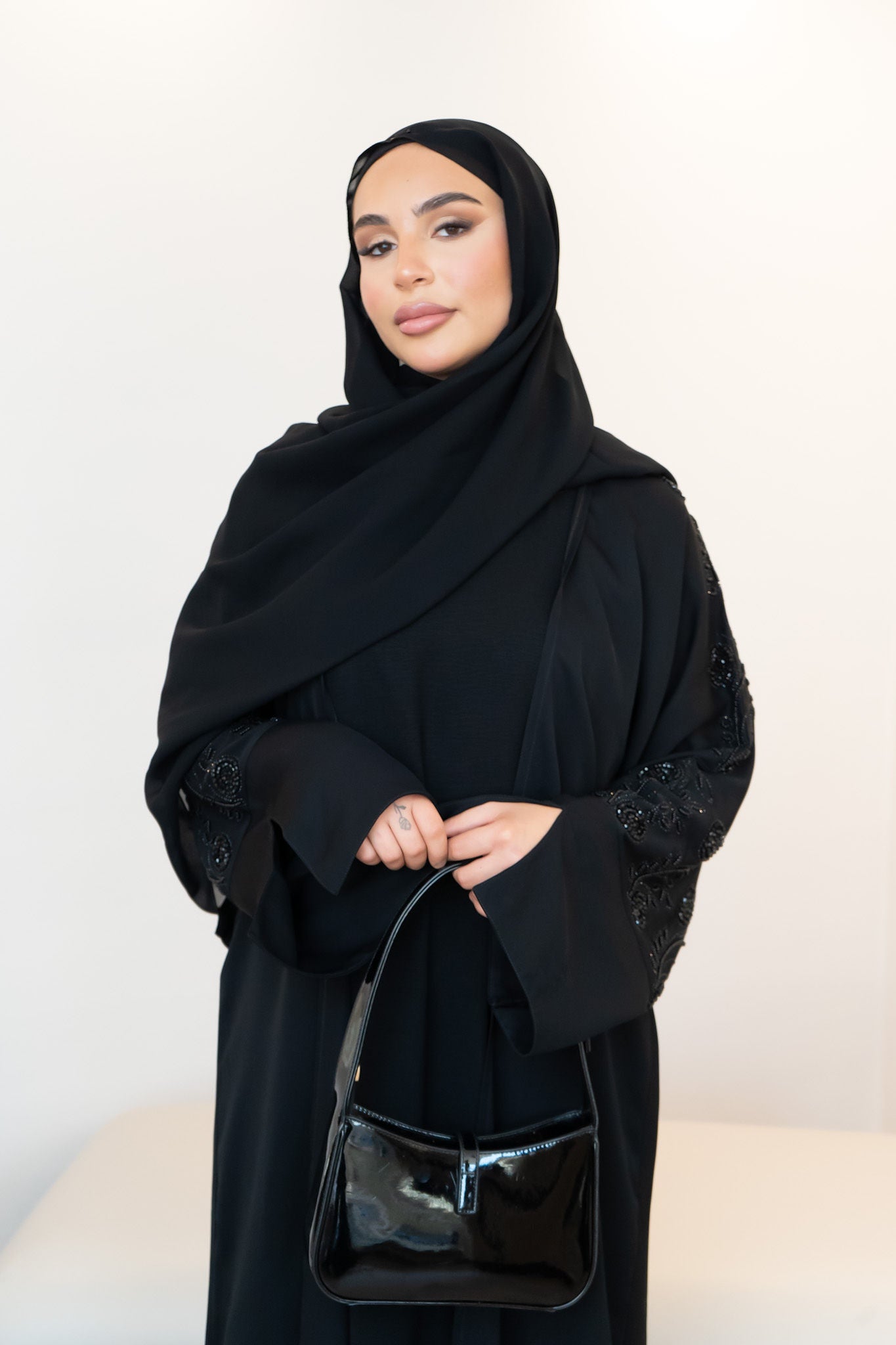 Abaya im Emirati Stil mit schwarzen Stickereien