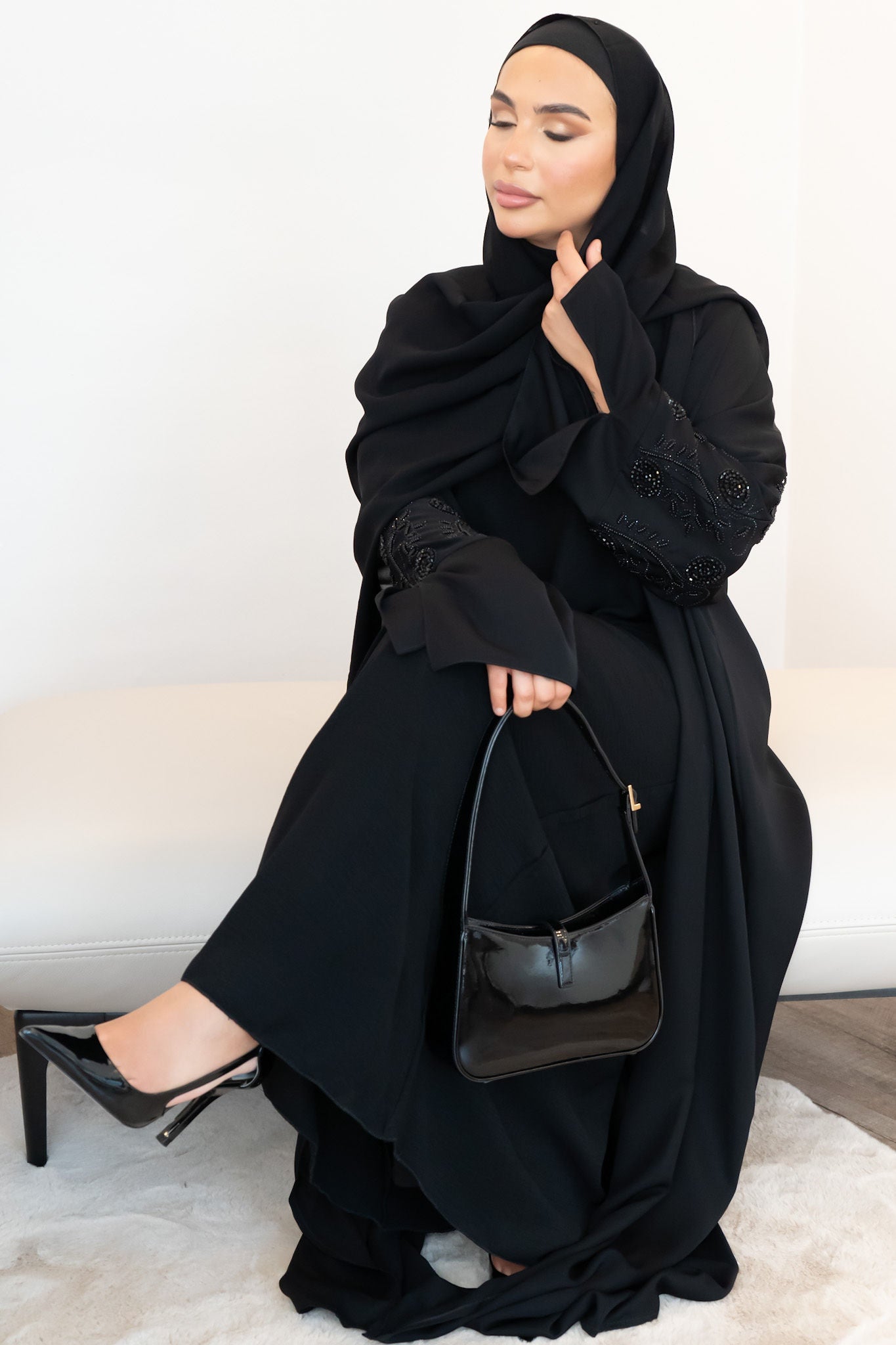 Abaya im Emirati Stil mit schwarzen Stickereien