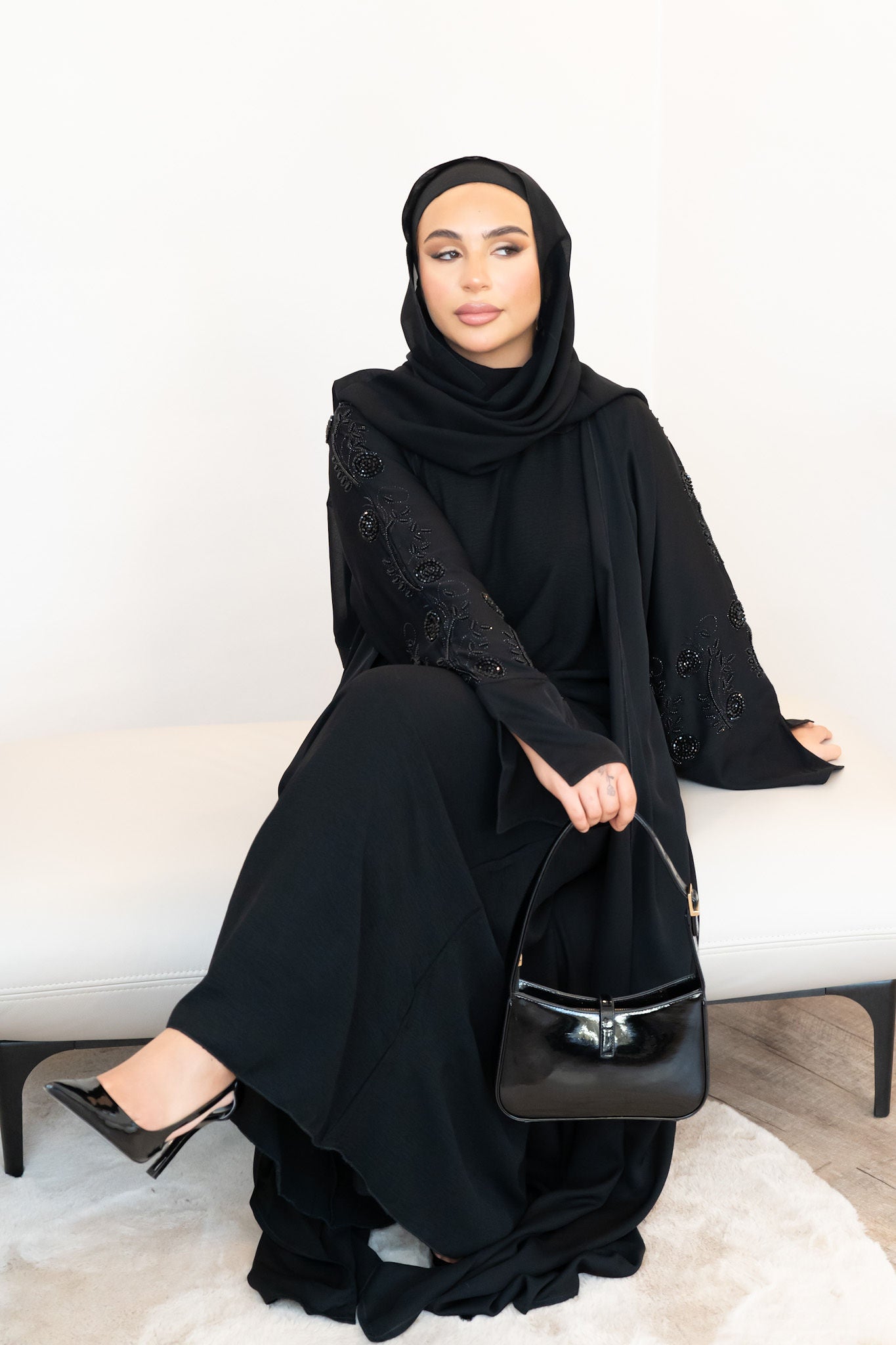 Abaya im Emirati Stil mit schwarzen Stickereien