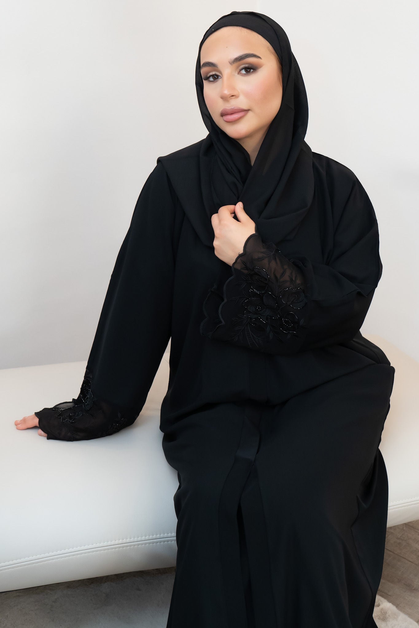 Abaya mit floraler Stickerei im Emirati Stil