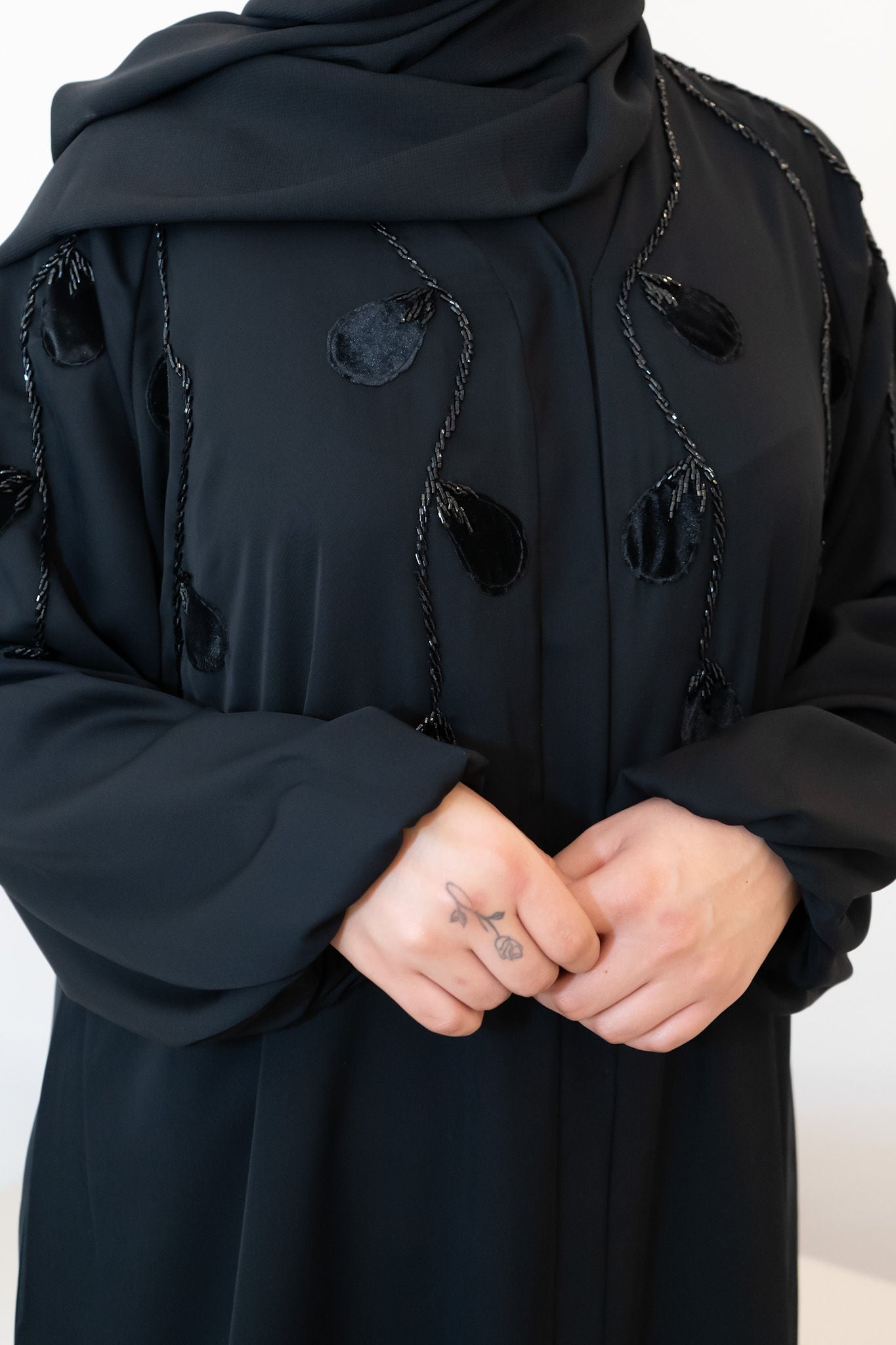 Elegante Abaya mit Samt-Details