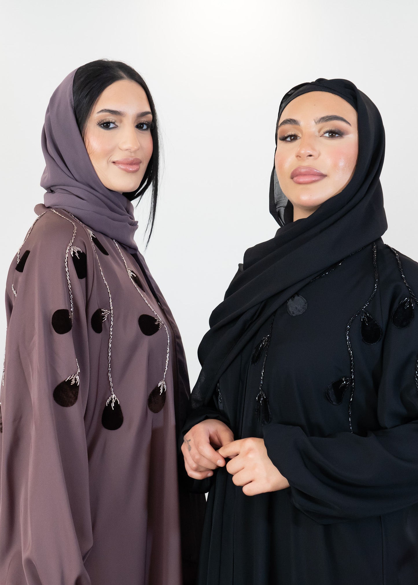 Elegante Abaya mit Samt-Details