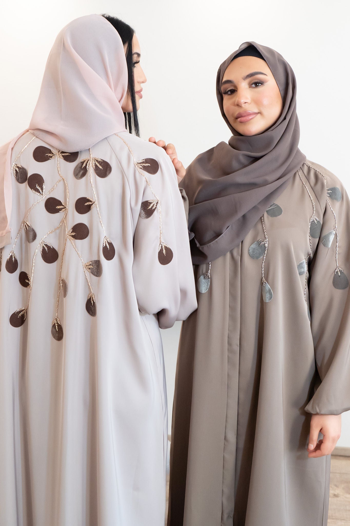 Elegante Abaya mit Samt-Details