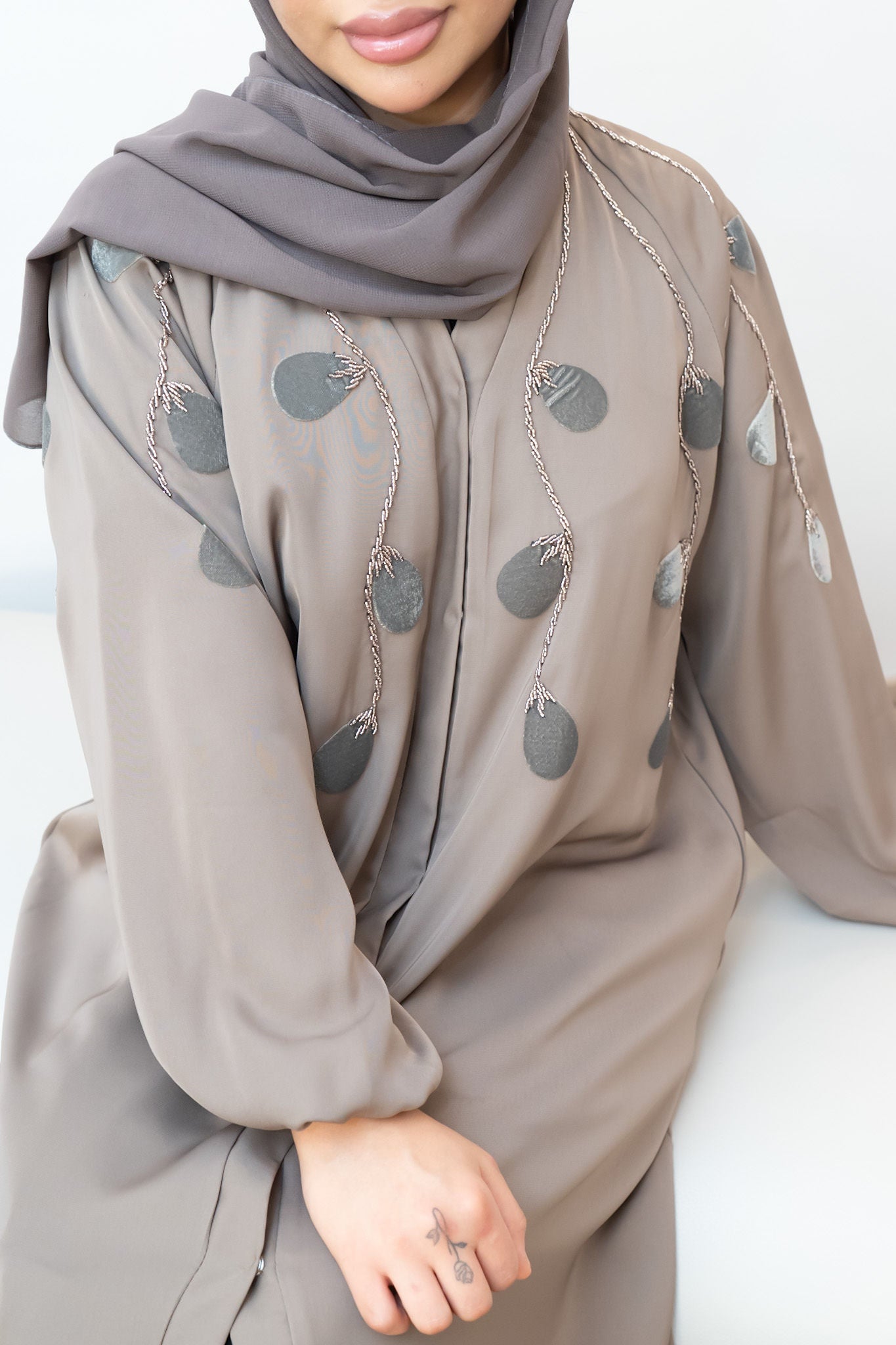 Elegante Abaya mit Samt-Details
