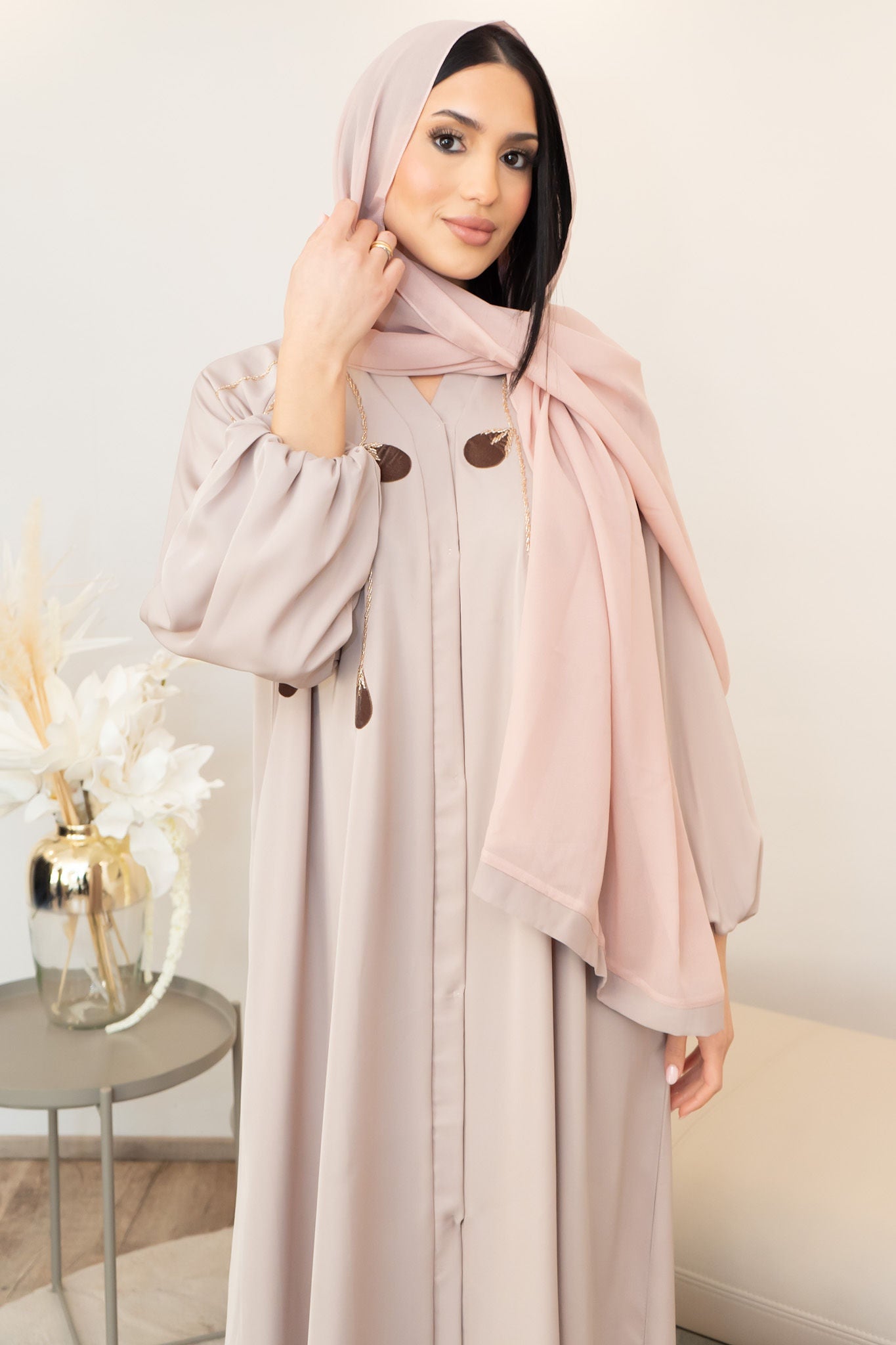 Elegante Abaya mit Samt-Details