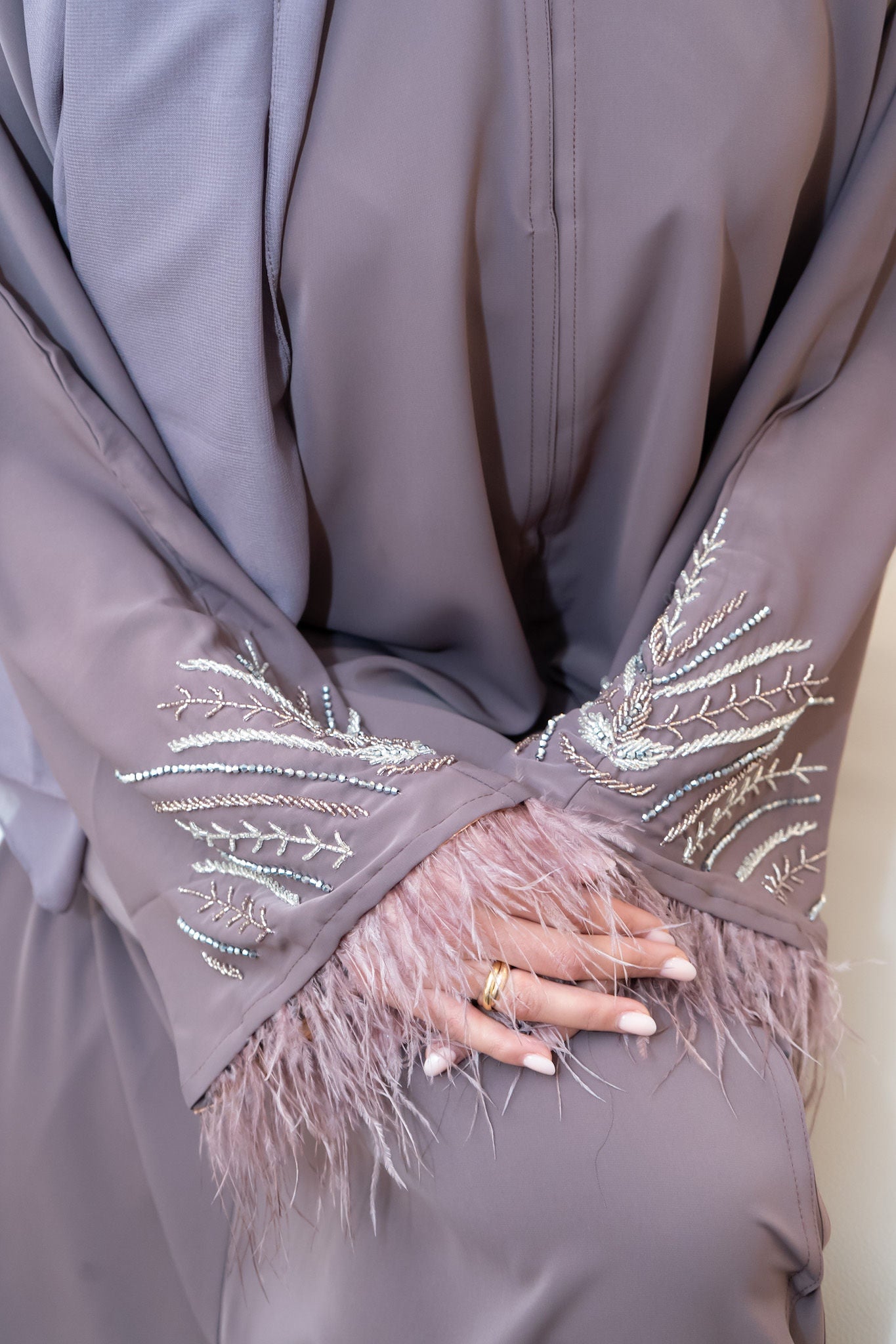 Glamouröse Abaya mit Steinen und Federn
