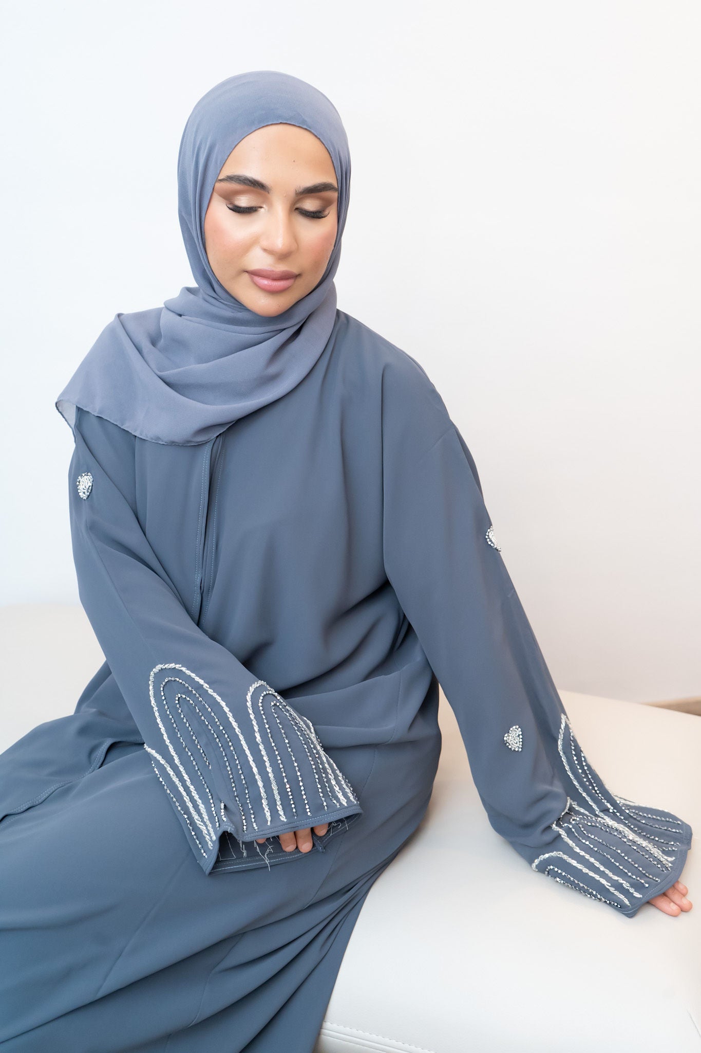Stylische blaue Abaya mit Regenbogenmuster