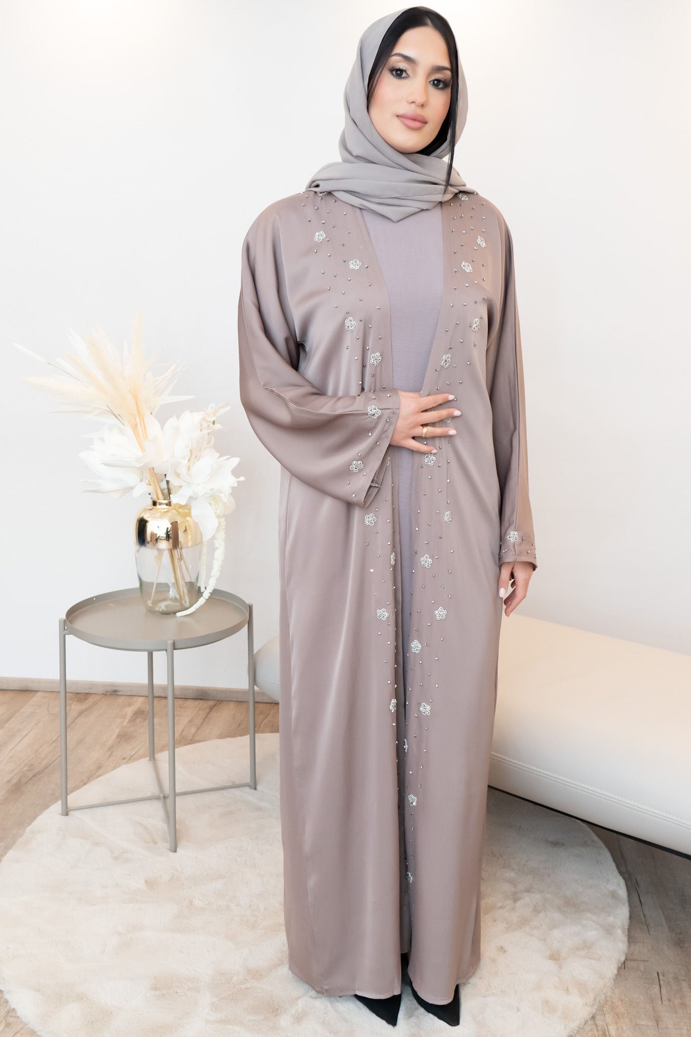 Abaya in rose mit Stickerein und Unterkleid