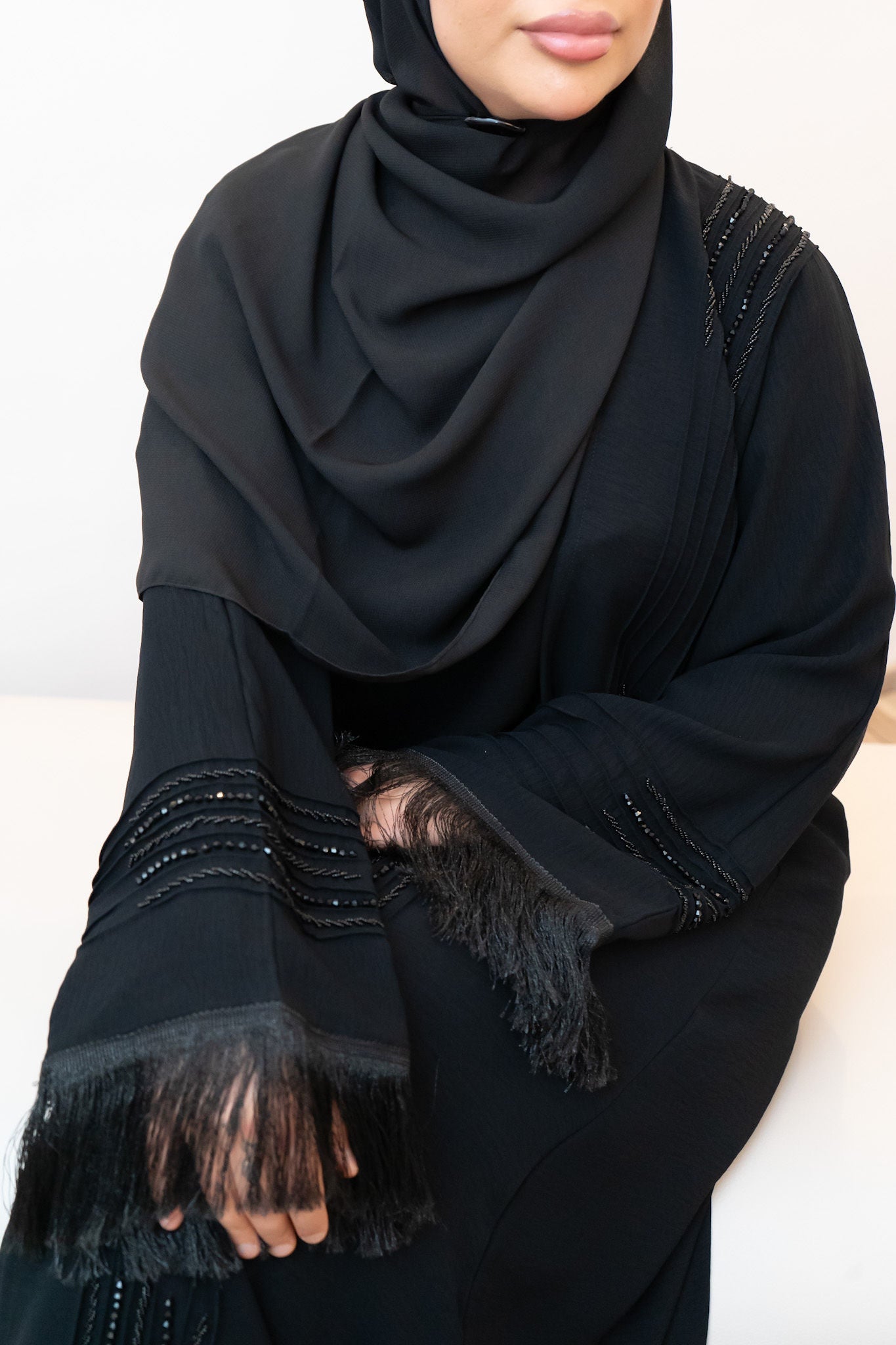 Schwarze Abaya mit Stickereien und Fransen