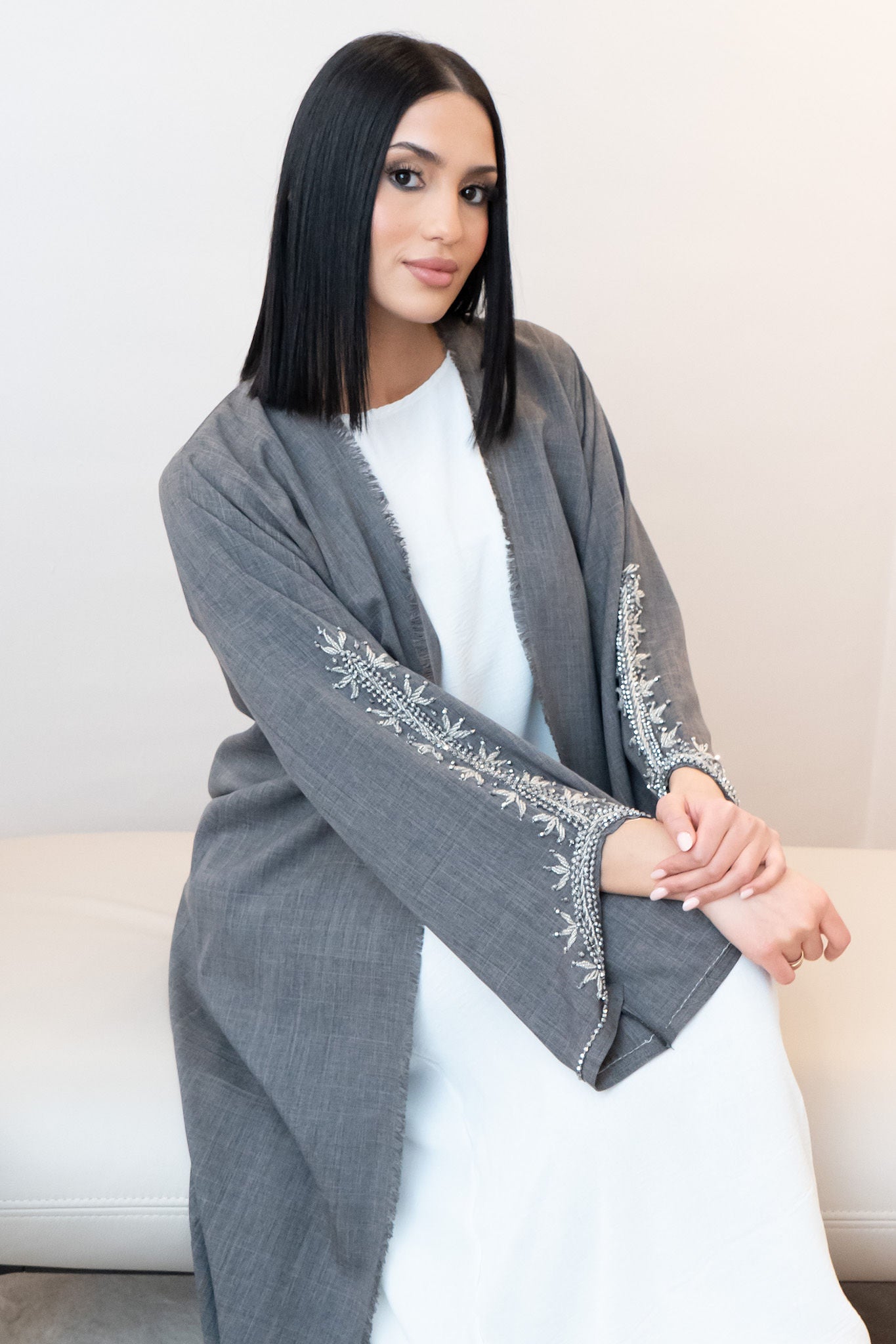 Elegante Abaya mit grauem Kimono und weißem Unterkleid