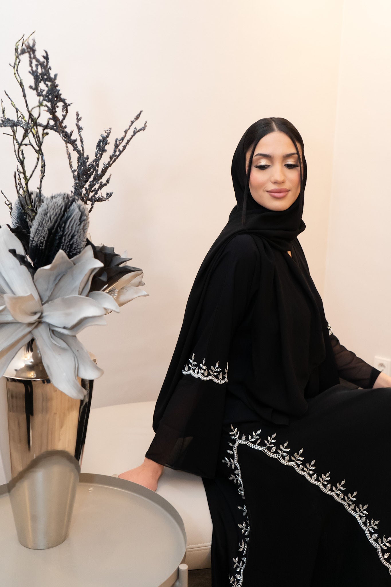 Elegante Abaya mit Tüll-Details und Steinverzierungen