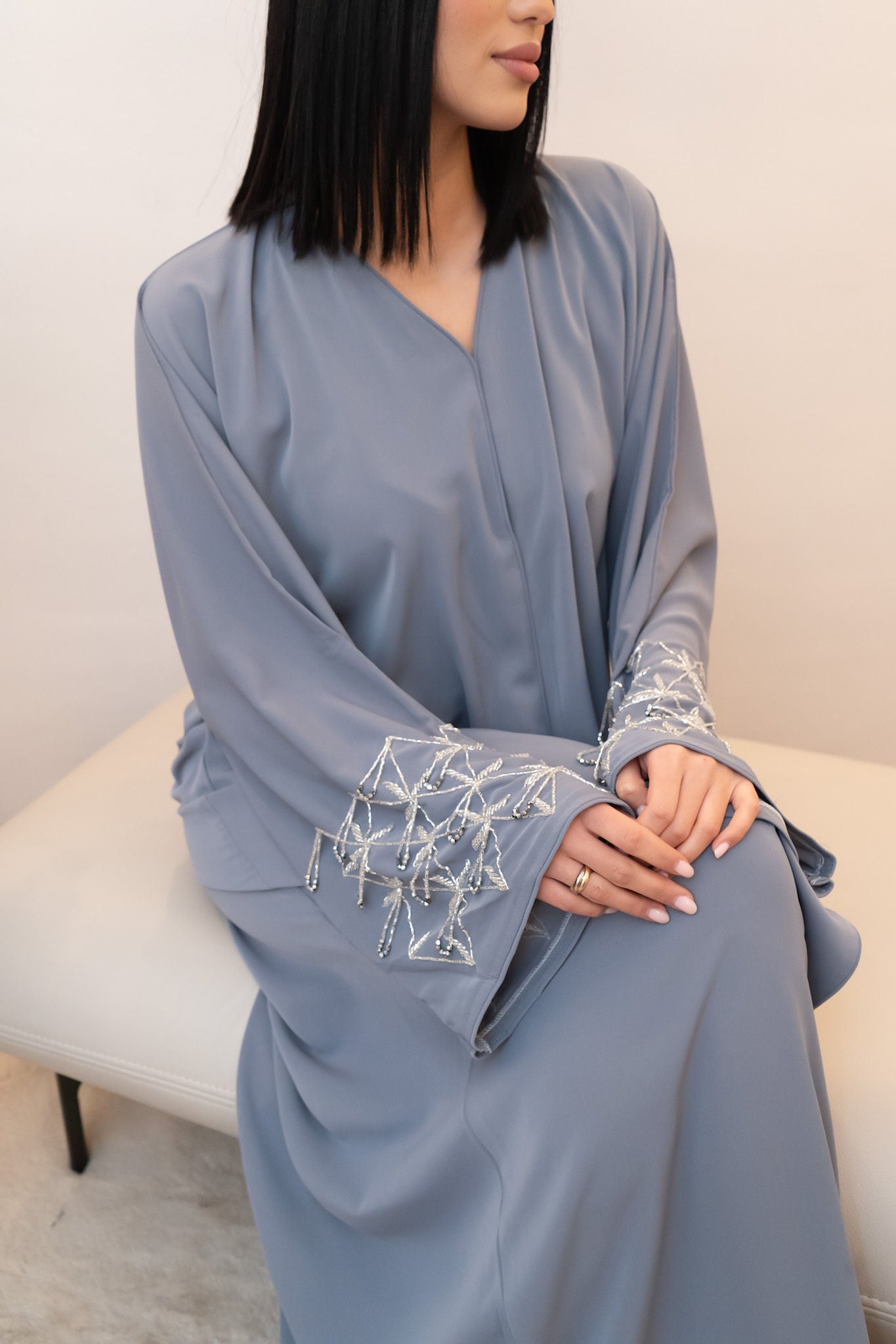 Elegante blaugraue Abaya mit hängenden silbernen Steinen