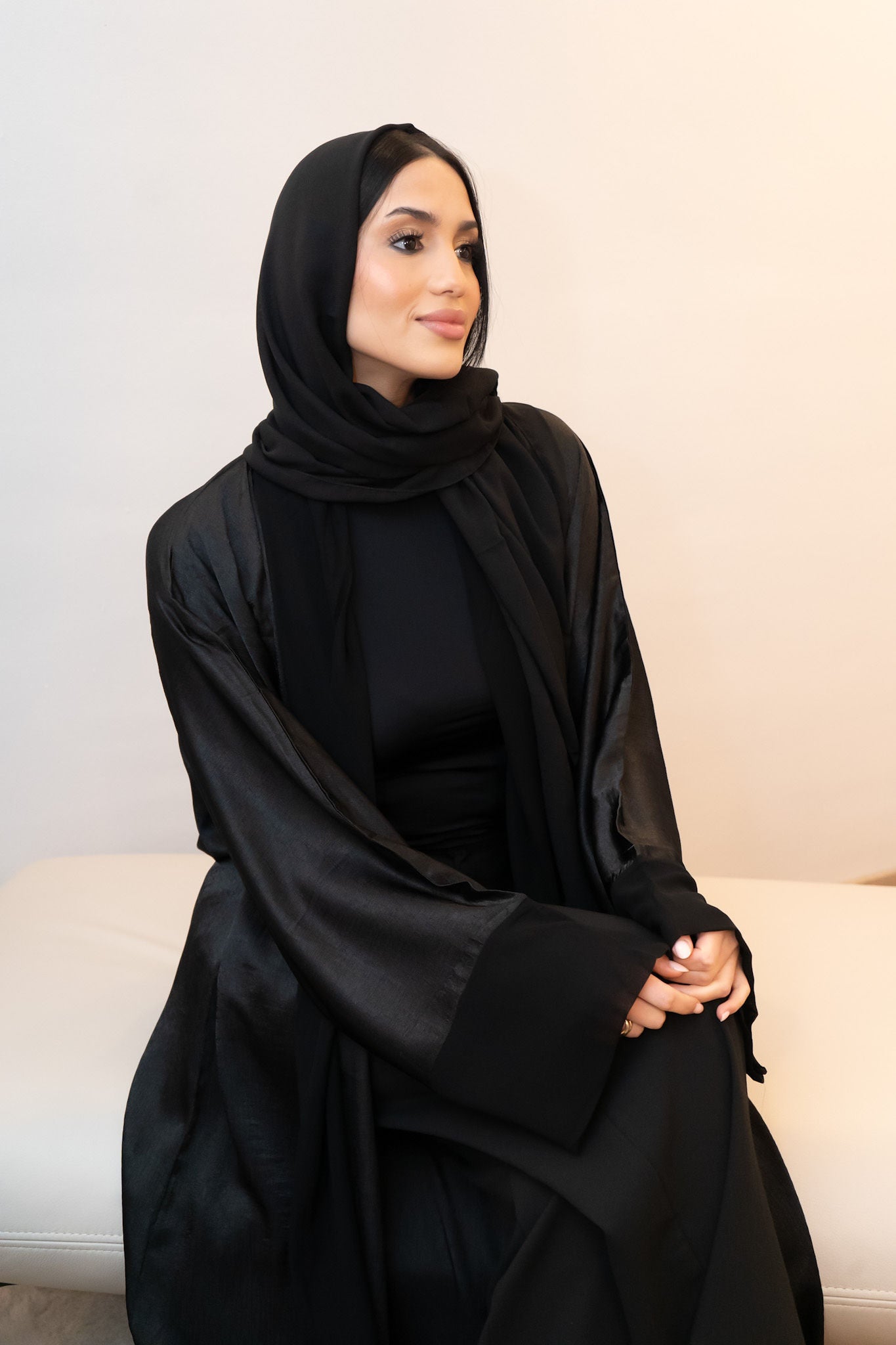 Schwarze Kimono-Abaya aus schimmerndem Stoff