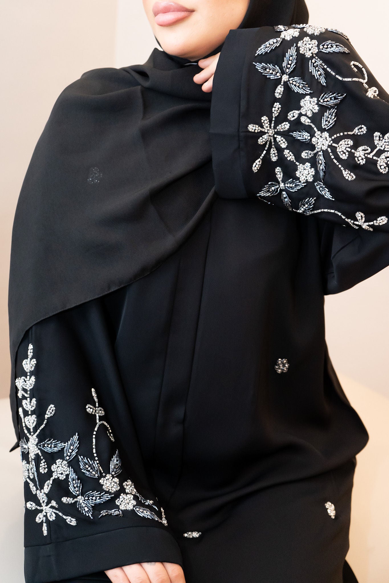 Glamouröse Abaya mit blauen und silbernen Steinen