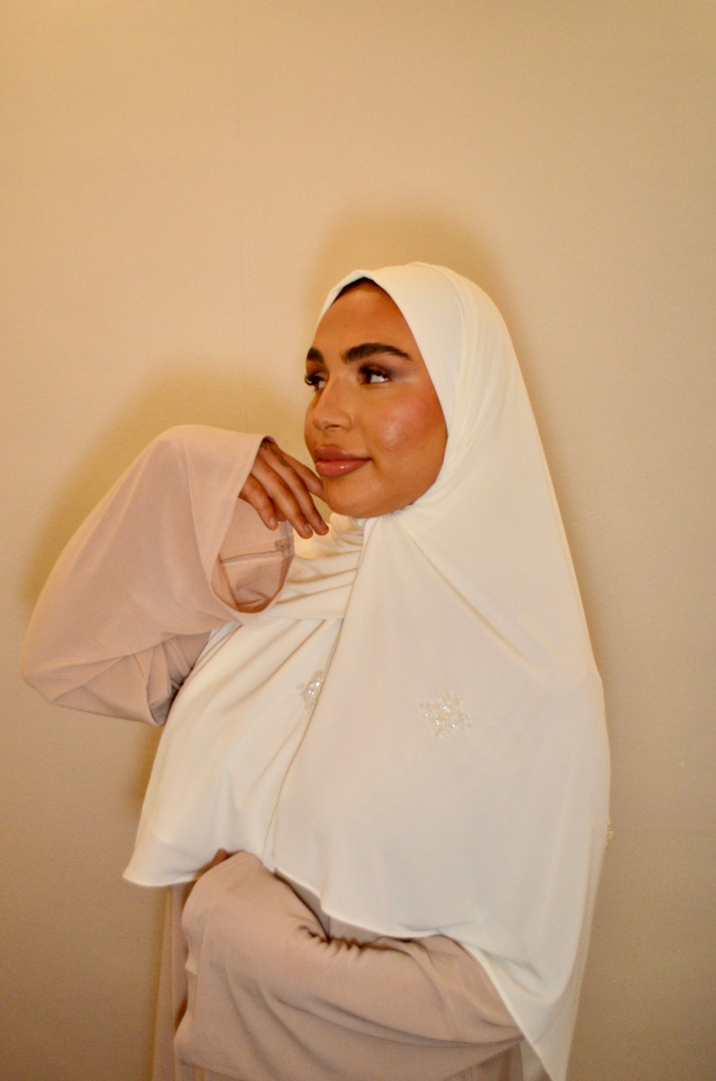 Premium Jeryey Hijab mit Handmade Stones Weißcreme