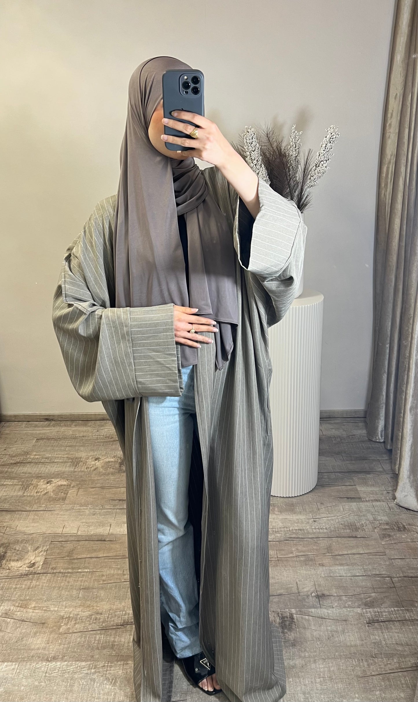 Kimono mit feinen Streifen – Taupe/Weiß