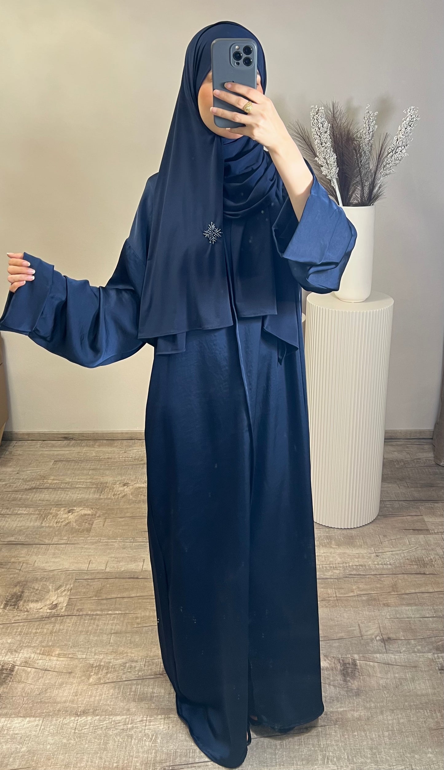 Abaya in Satinpotik Marineblau