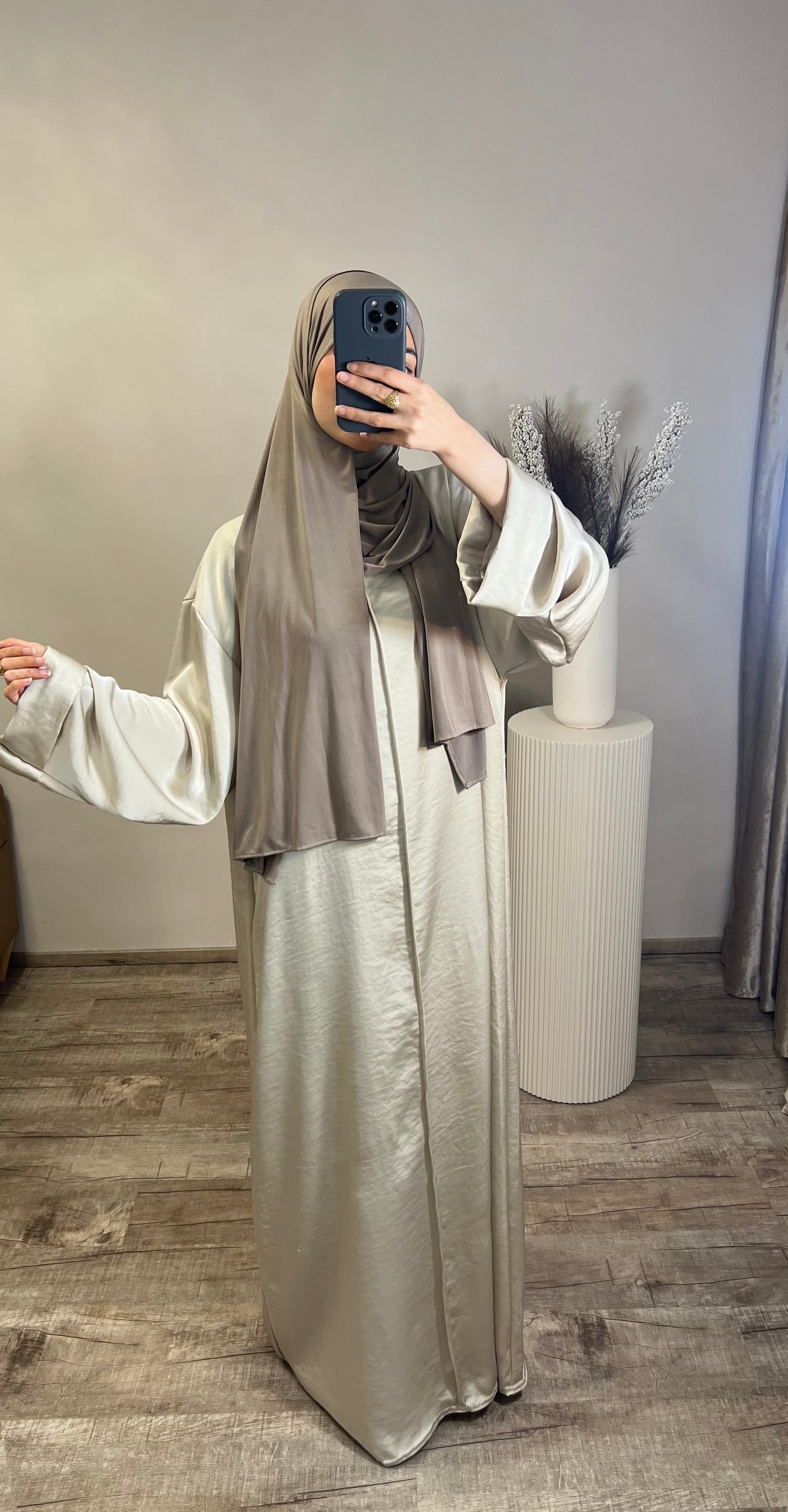 Abaya in Satinoptik Beige