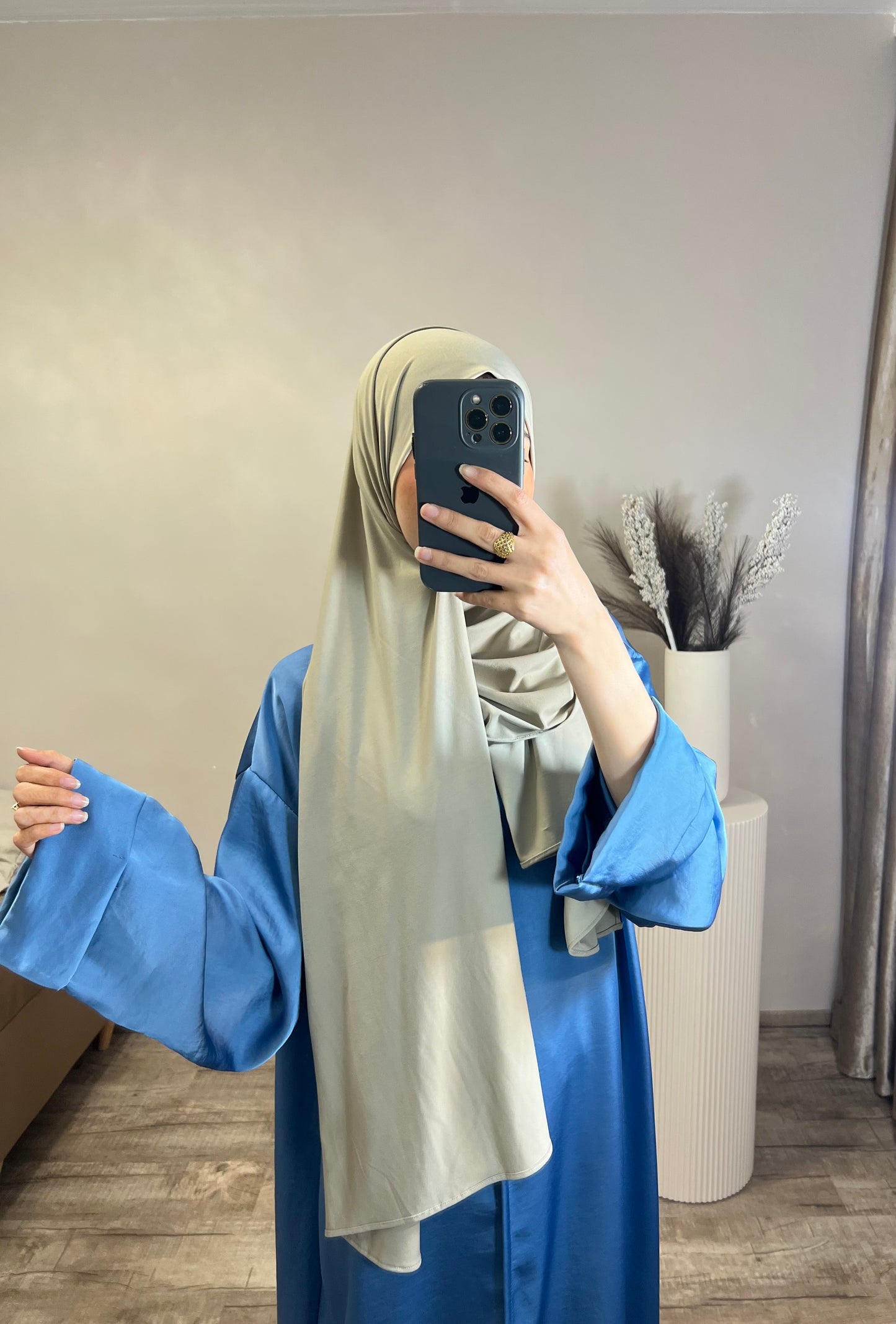 Abaya in Satinoptik Himmelblau