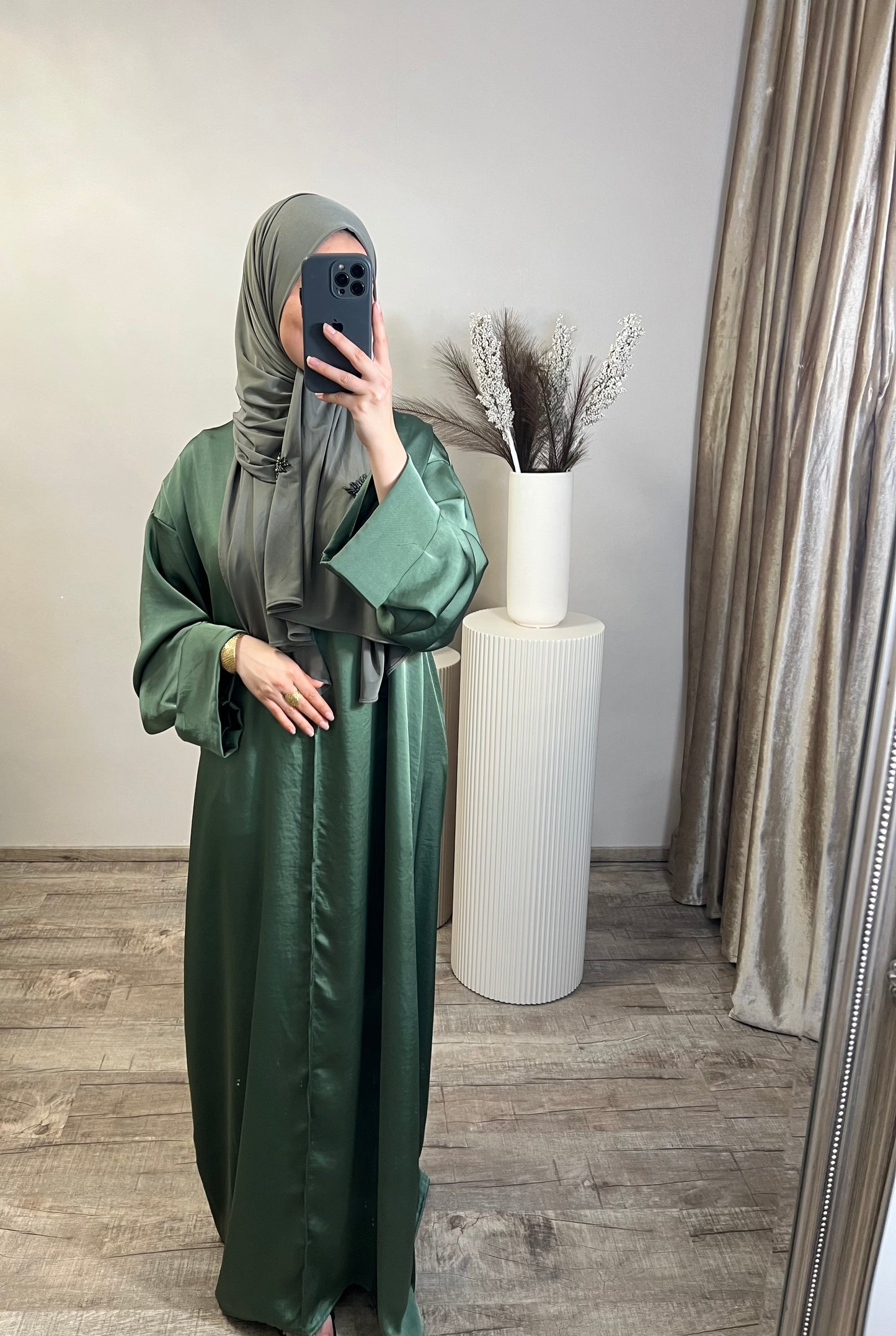 Abaya in Satinoptik Khaki