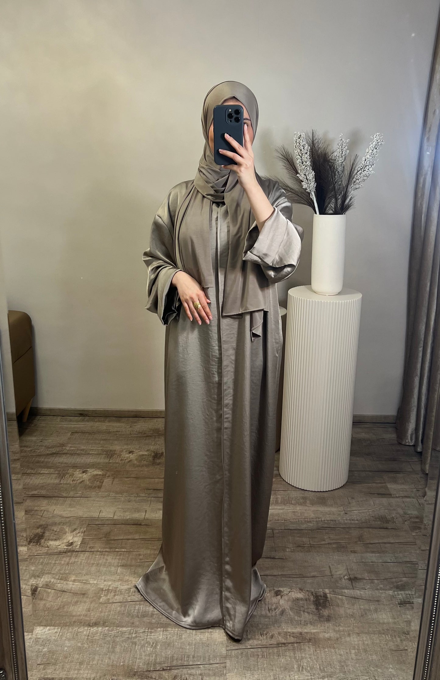Abaya in Satinoptik Taupe