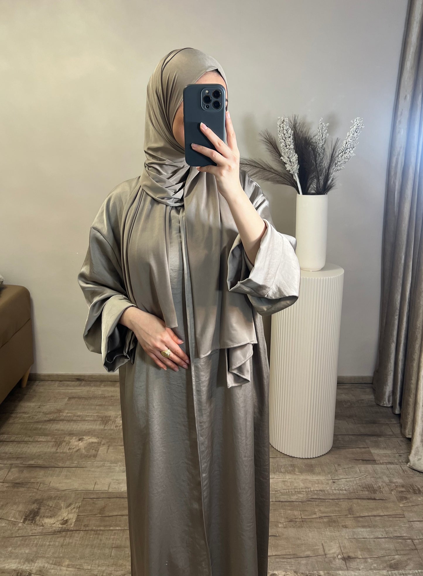 Abaya in Satinoptik Taupe