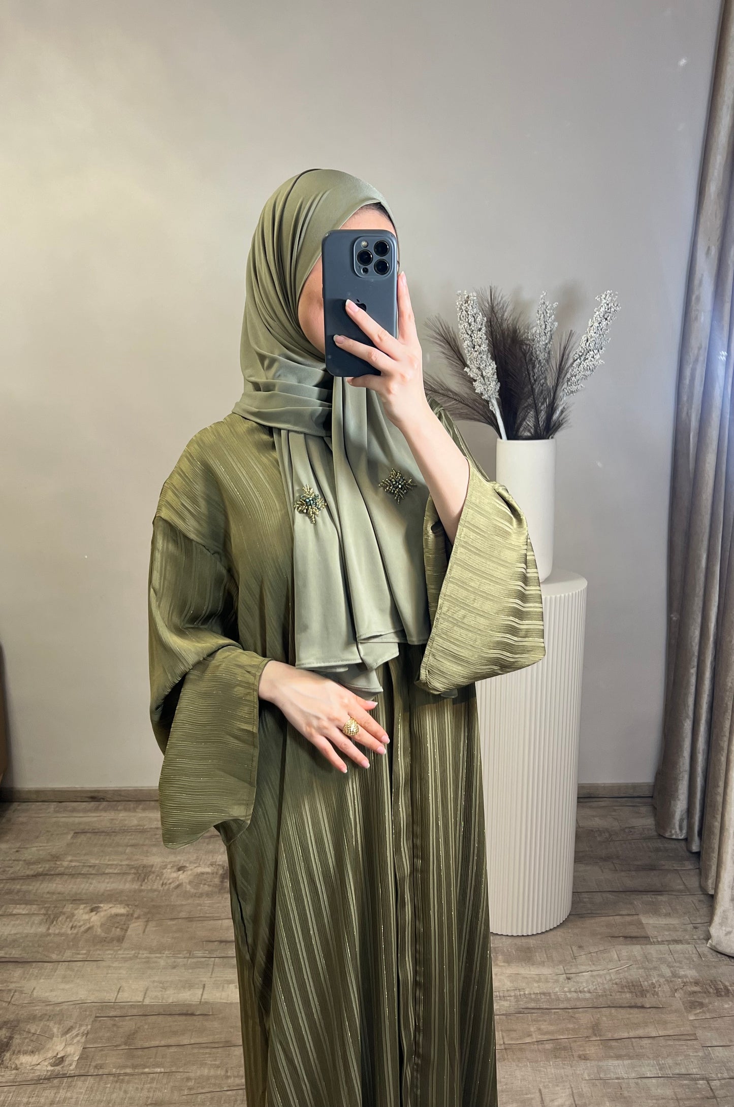 Abaya mit schimmernden Streifenmuster Khaki