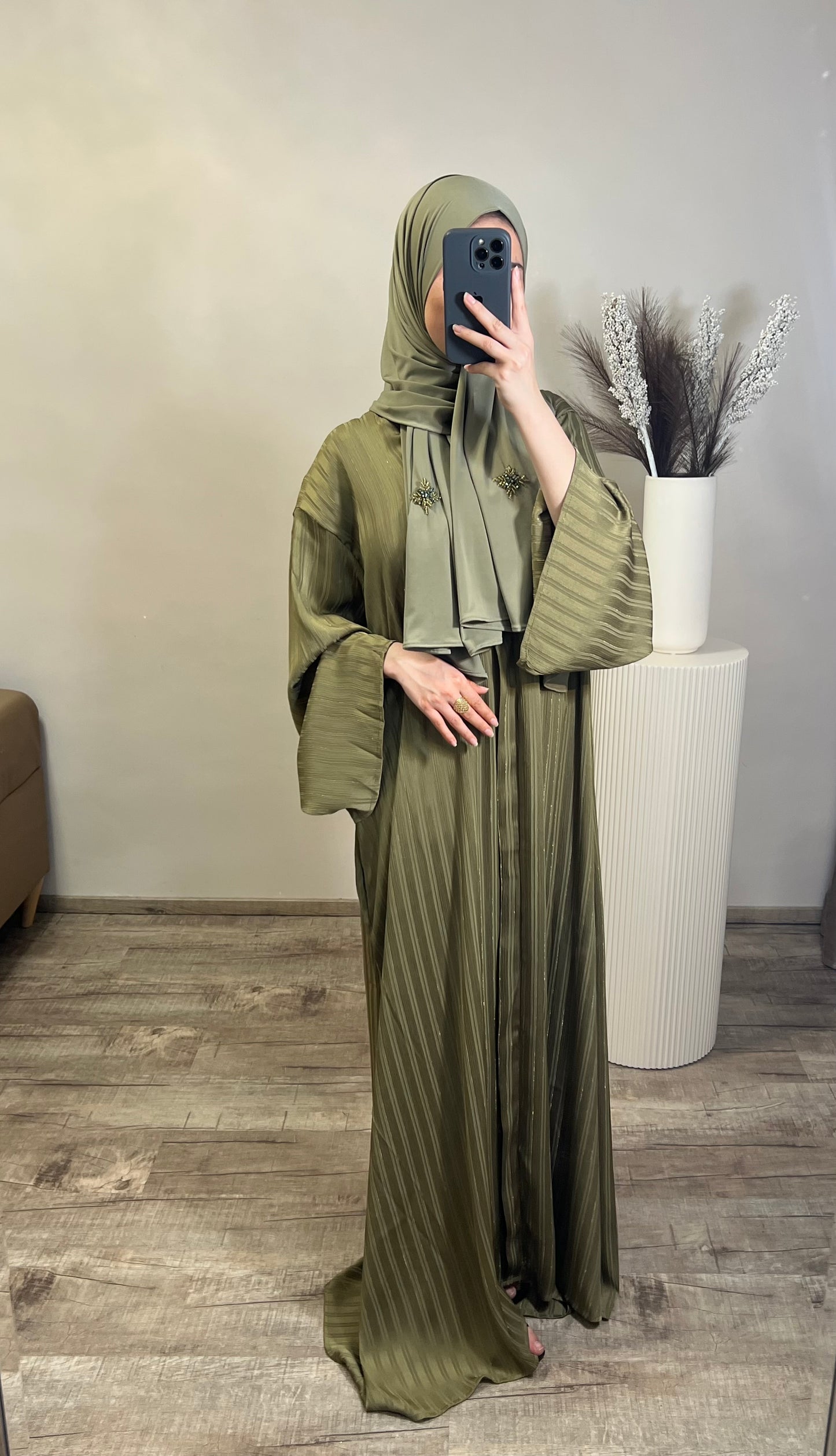 Abaya mit schimmernden Streifenmuster Khaki