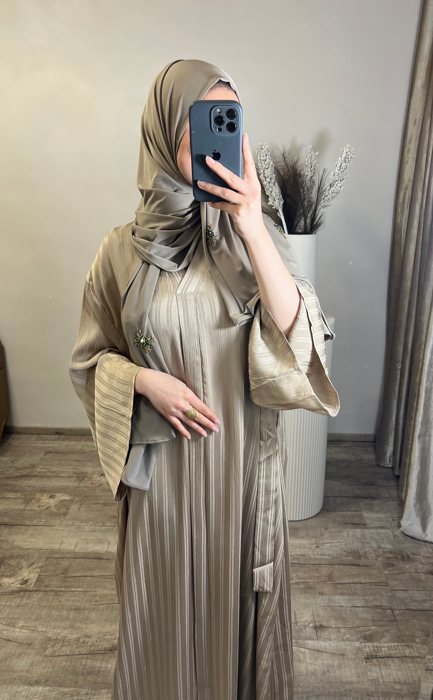 Abaya mit schimmernden Streifenmuster Beige