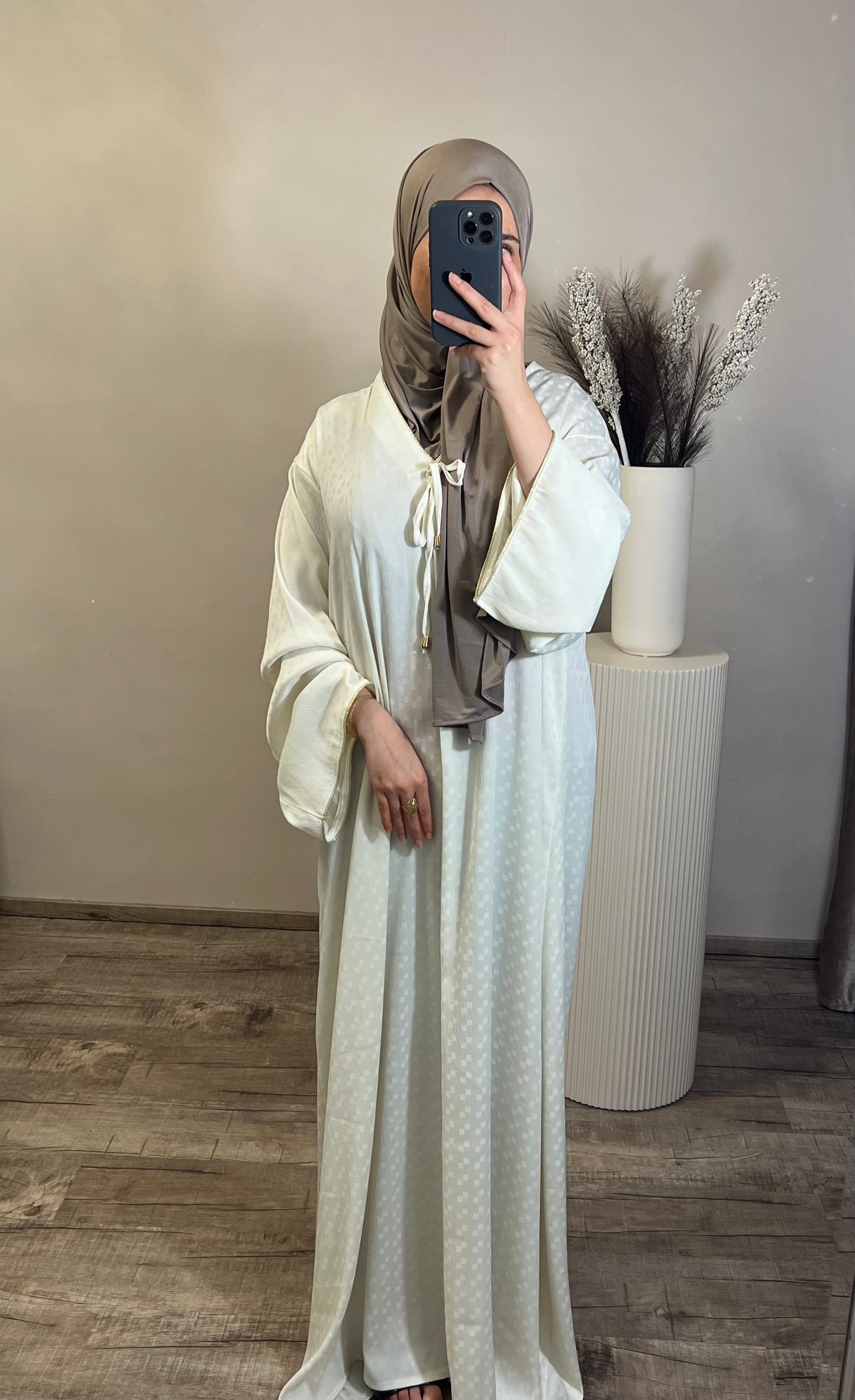 Abaya mit goldenen Saumakzenten Weiß