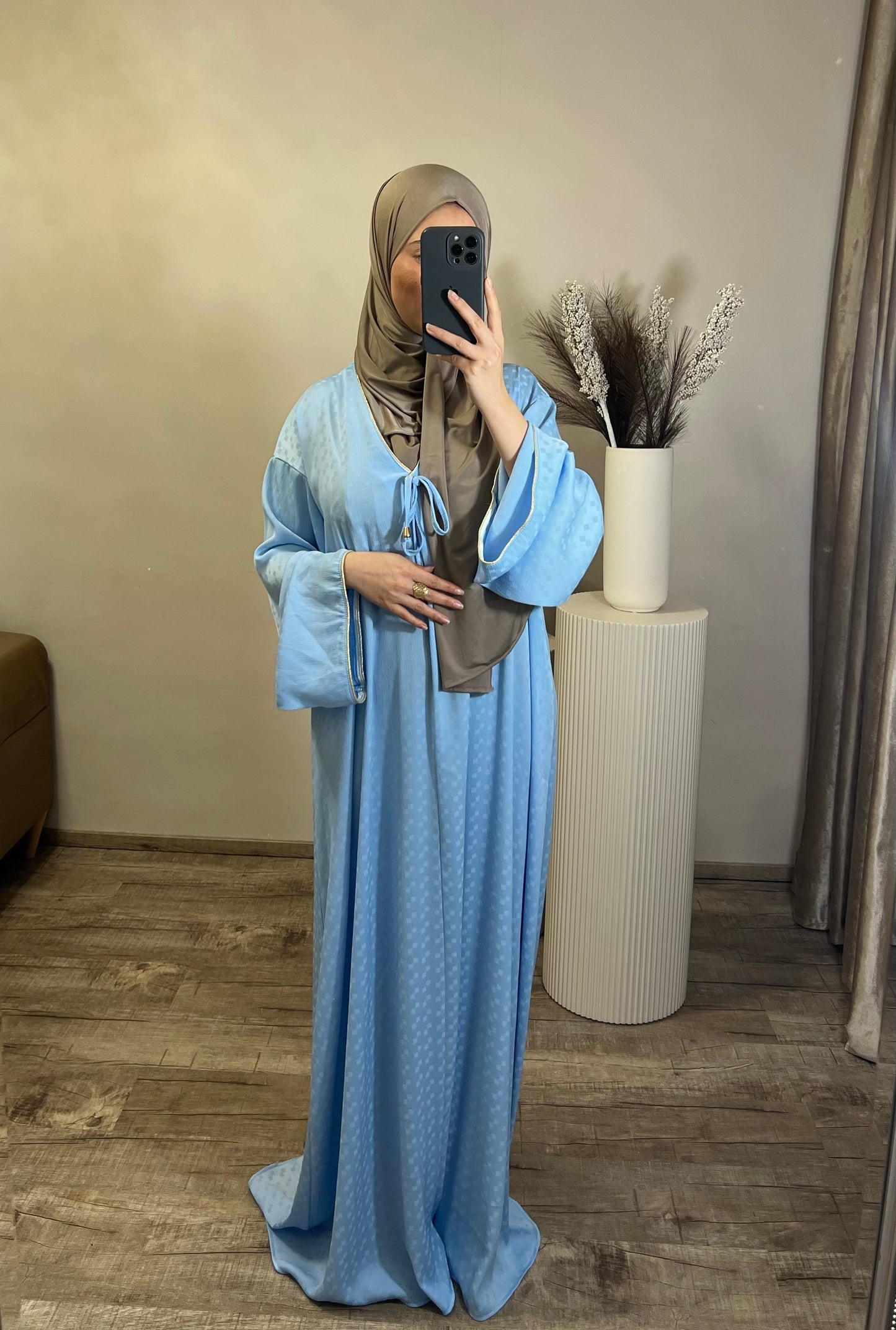 Abaya mit goldenen Saumakzenten Hellblau