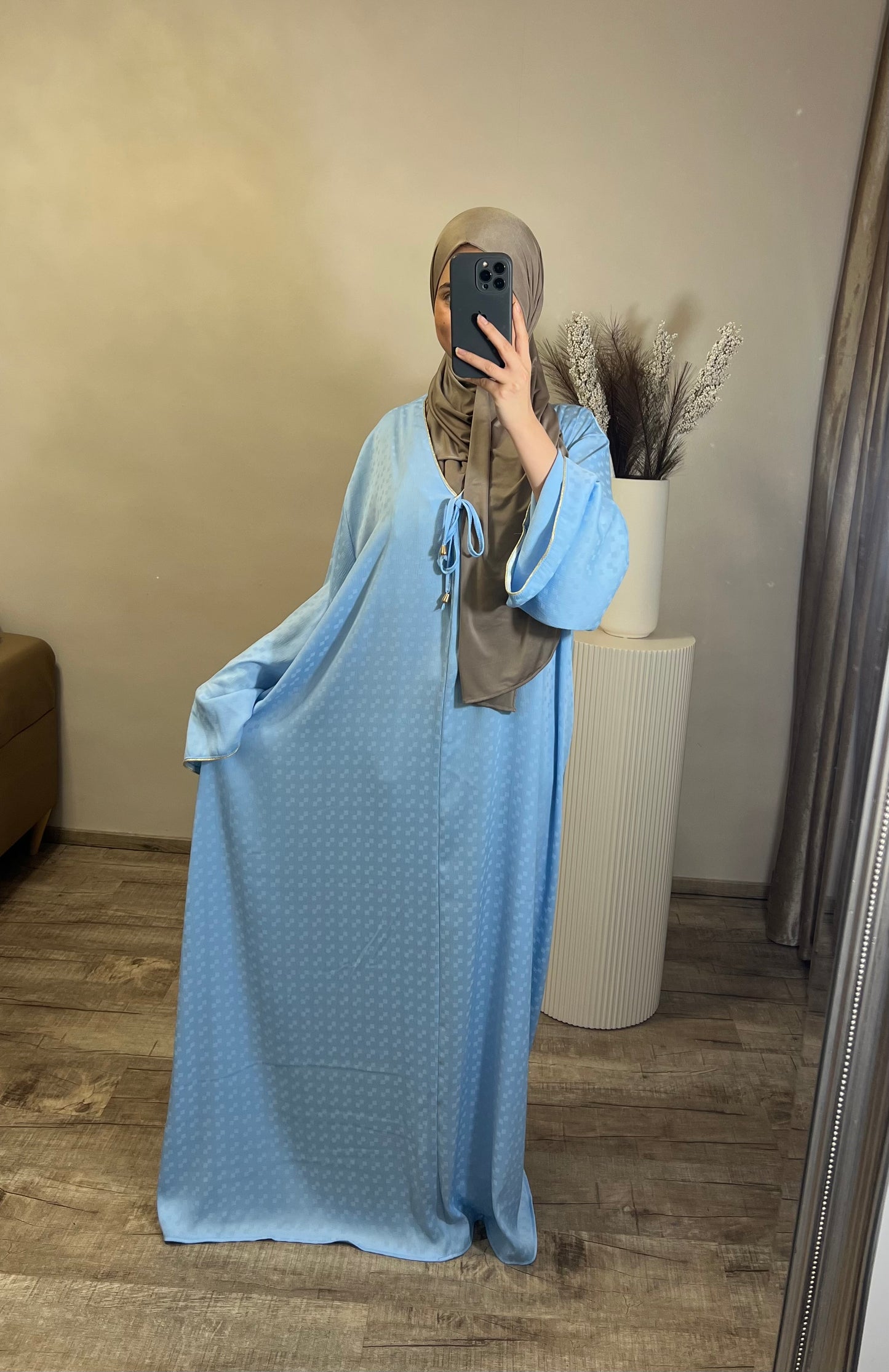 Abaya mit goldenen Saumakzenten Hellblau