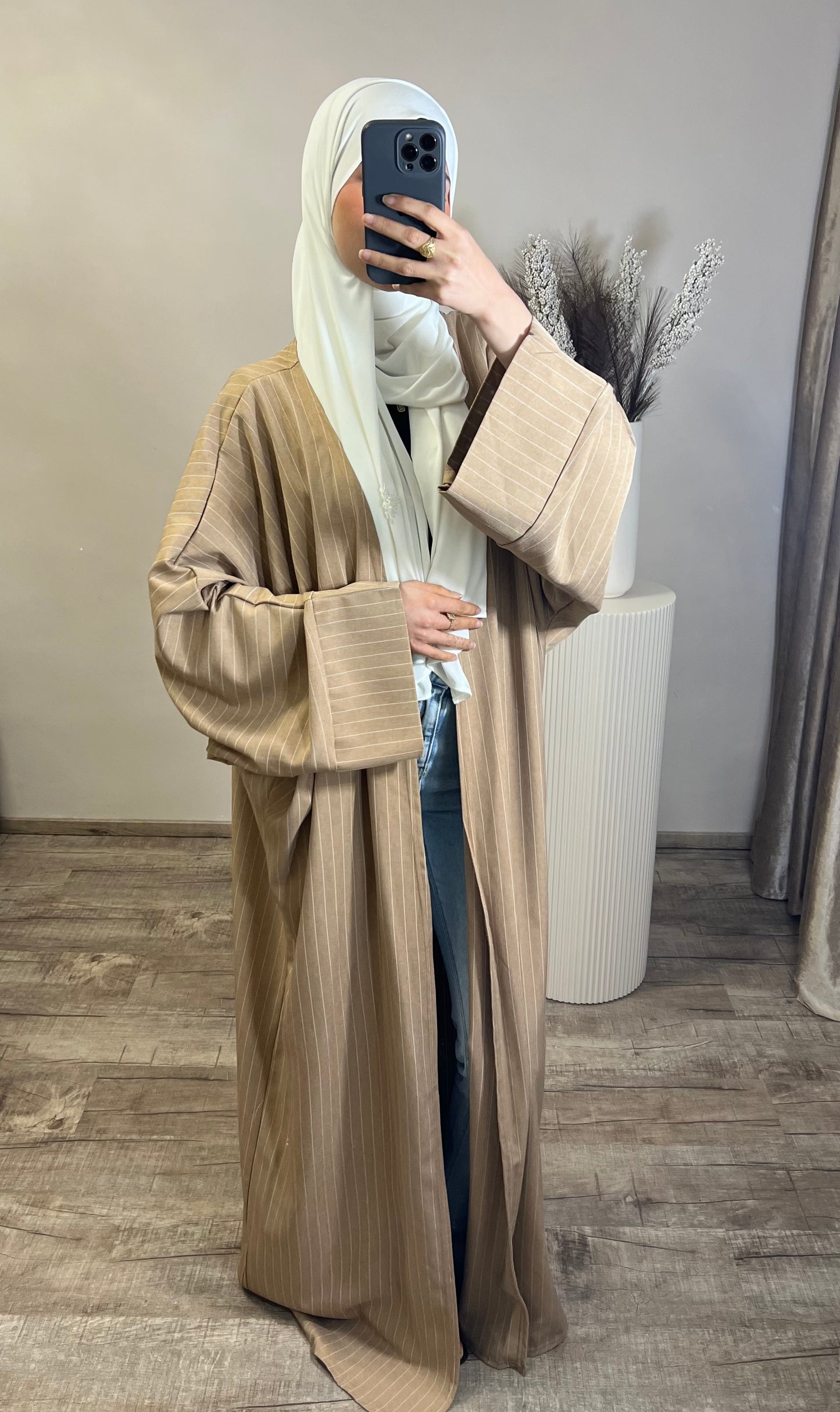 Kimono mit feinen Streifen – Dunkelbeige/Weiß