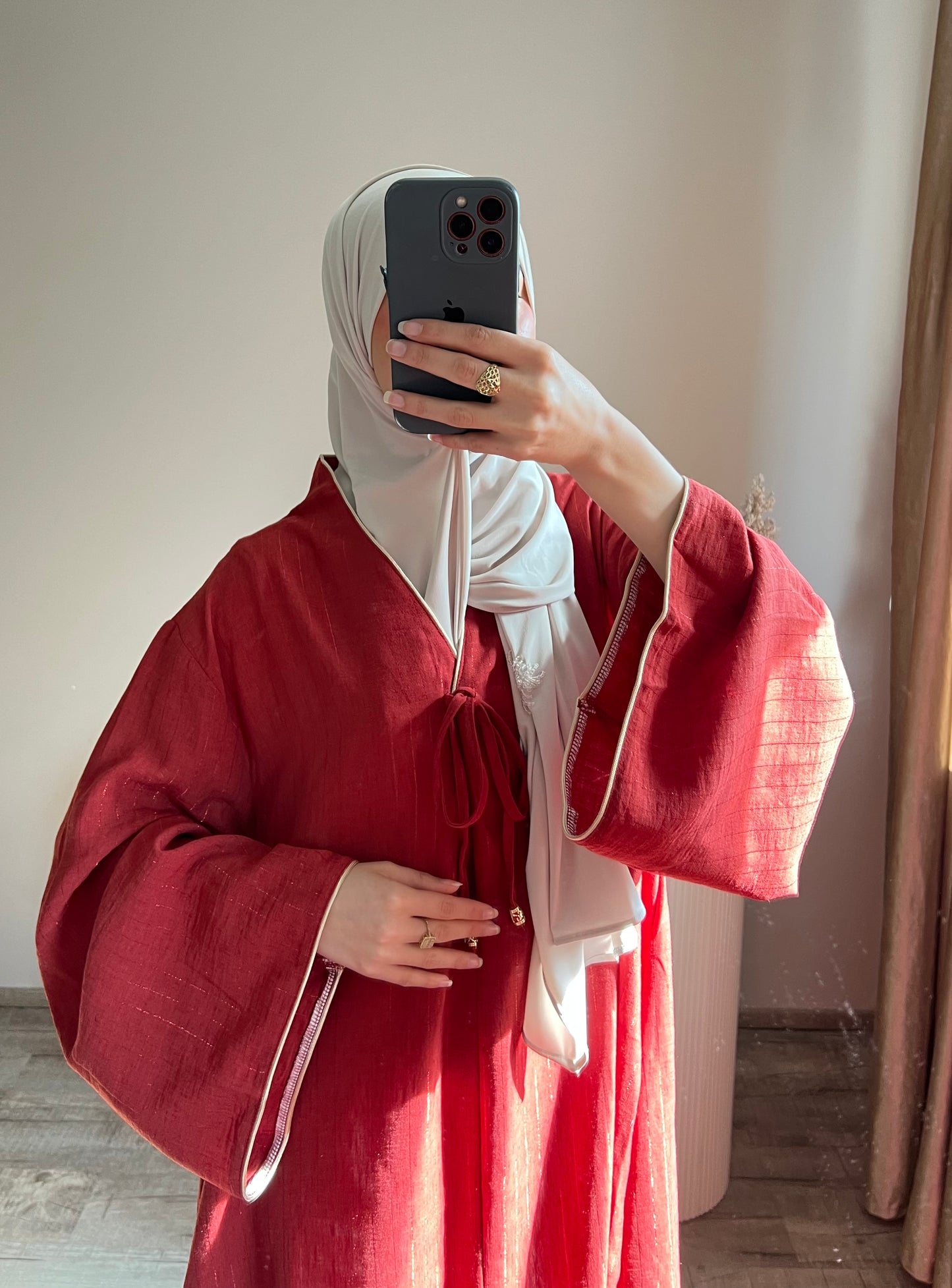 Kleid mit goldenen Strreifen
