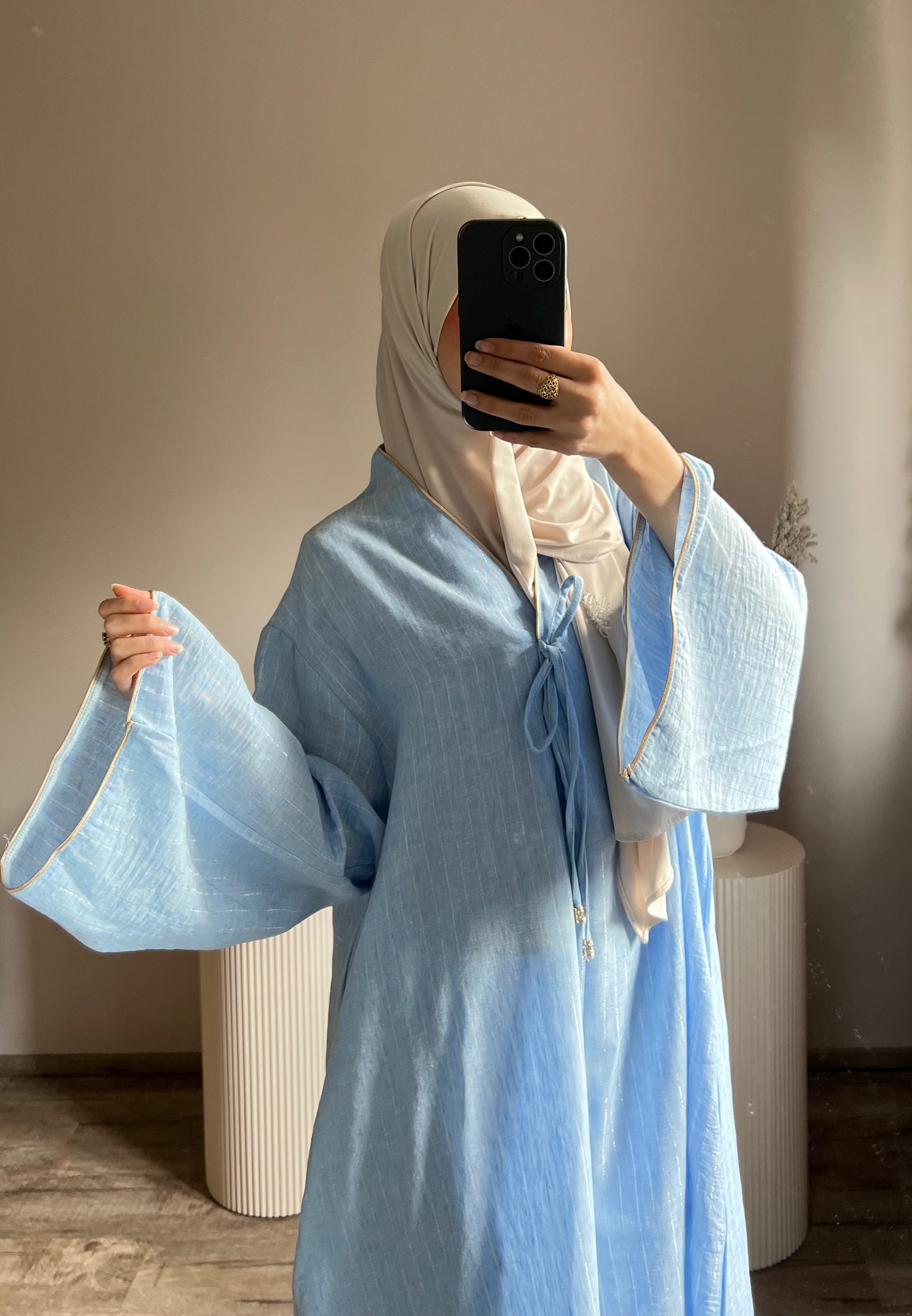 Kleid mit goldenen Streifen