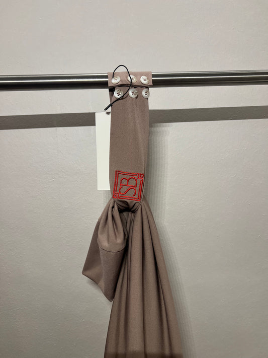 Instant Hijab Nude mit rotem Logo