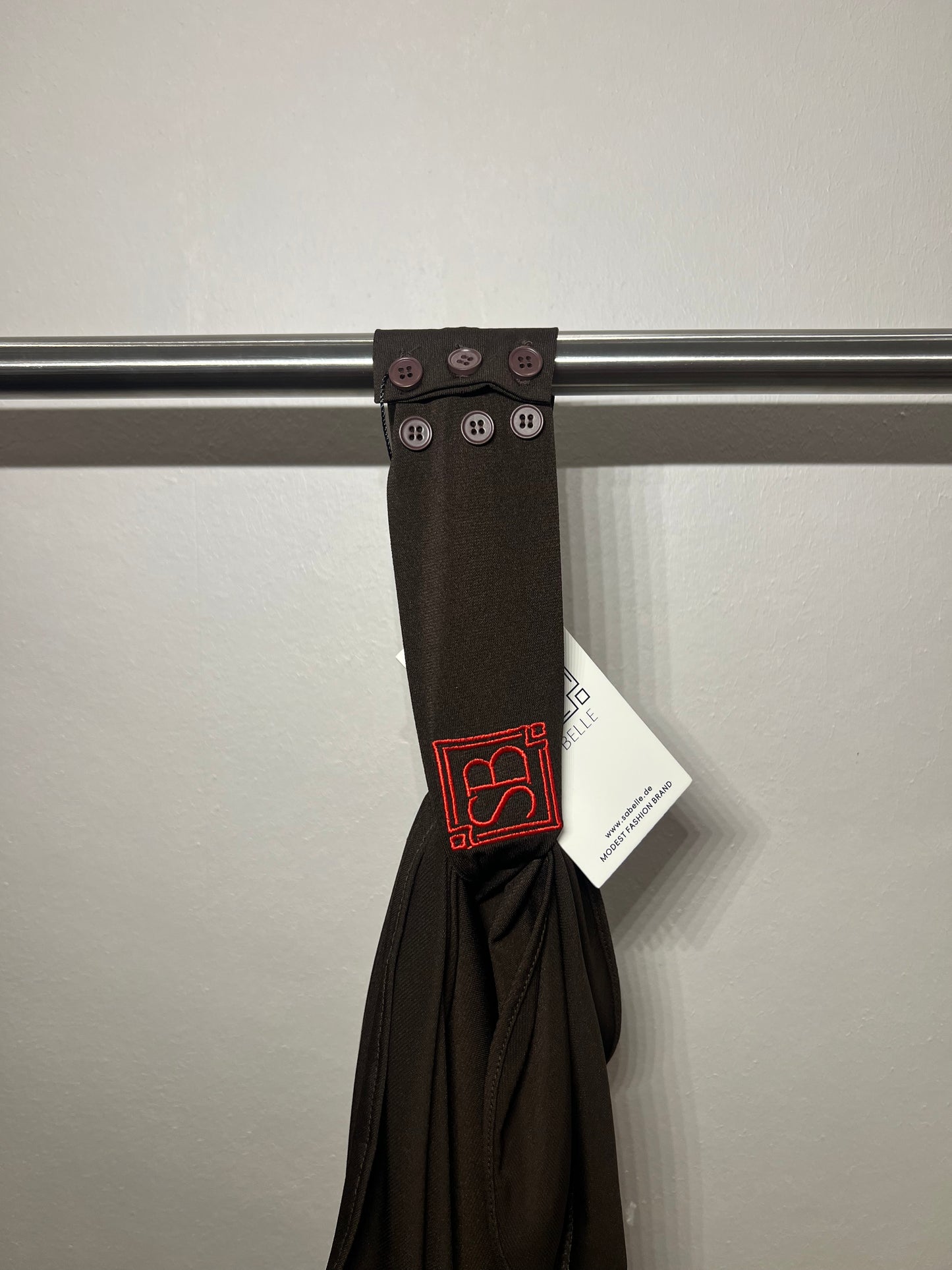 Instant Hijab Zartbitter mit rotem Logo