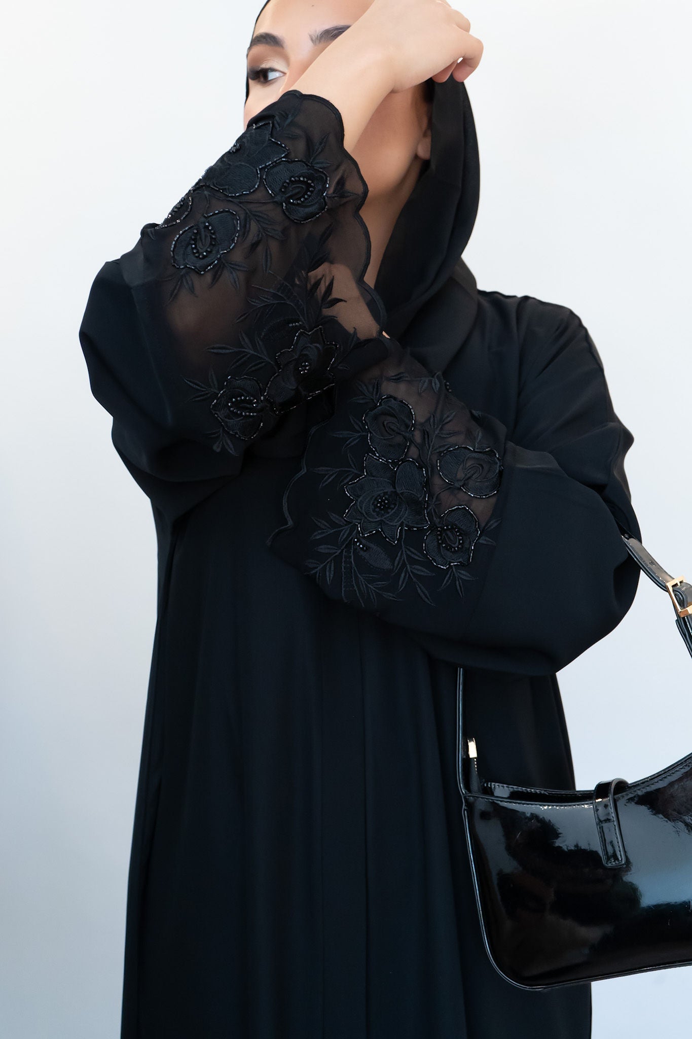 Abaya mit floraler Stickerei im Emirati Stil