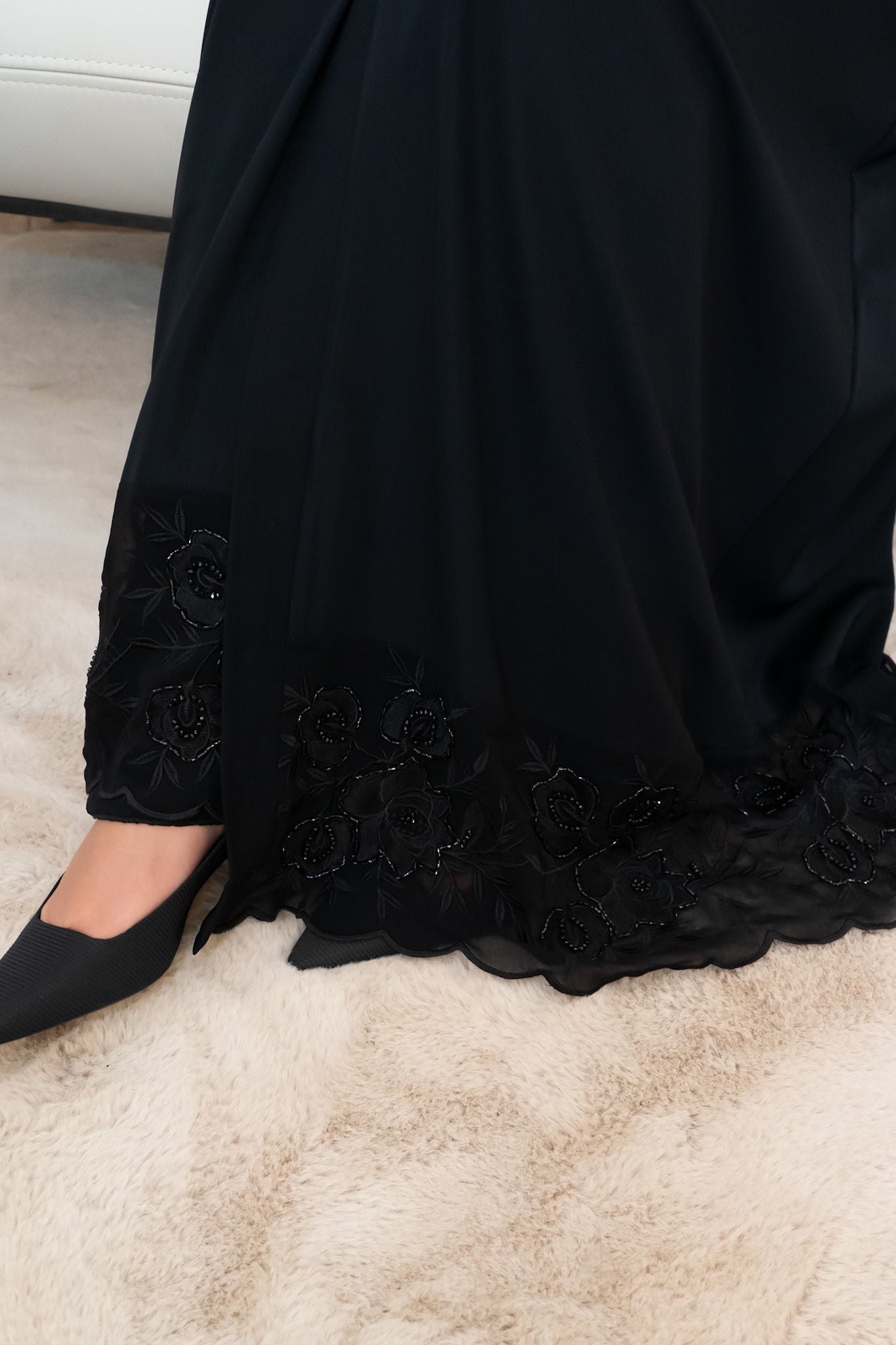 Abaya mit floraler Stickerei im Emirati Stil