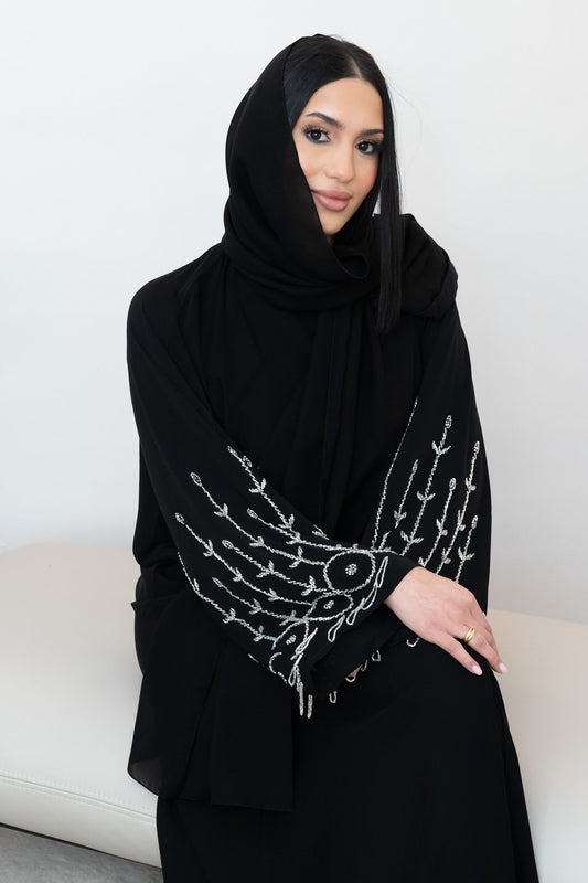 Schwarze Abaya mit Perlenapplikationen