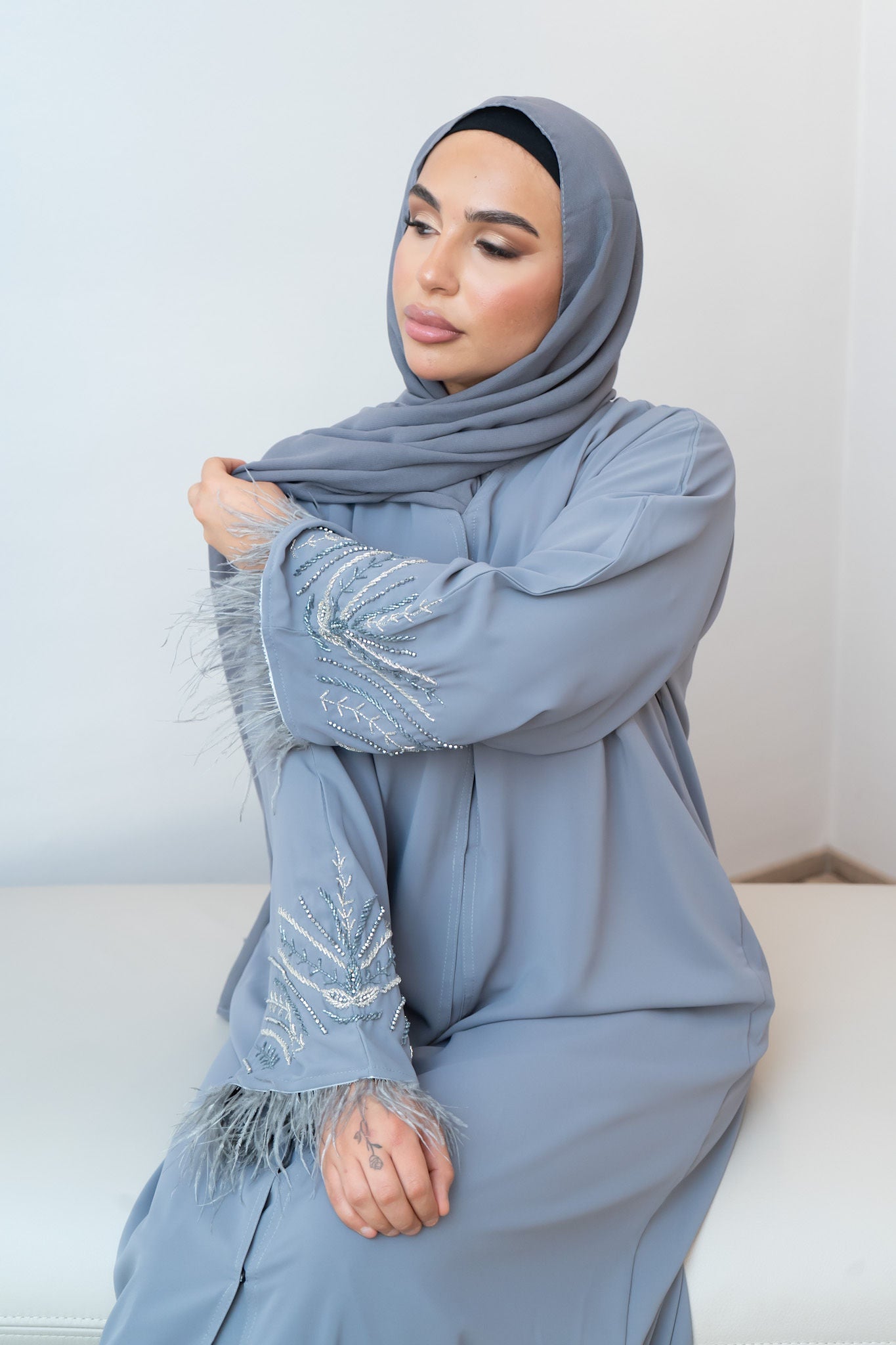 Glamouröse Abaya mit Steinen und Federn