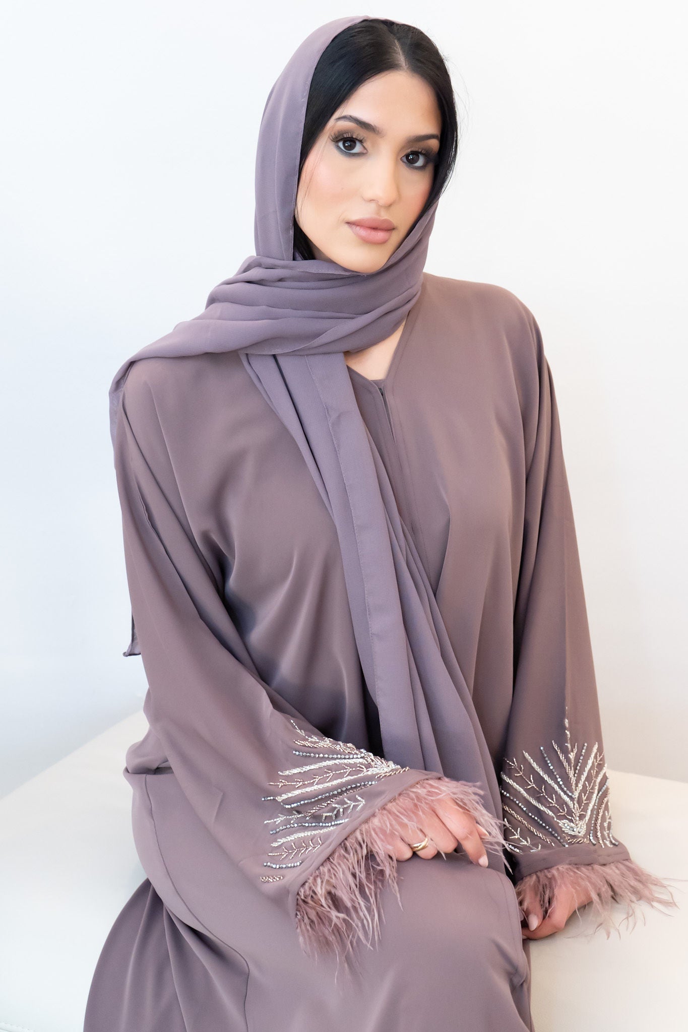 Glamouröse Abaya mit Steinen und Federn