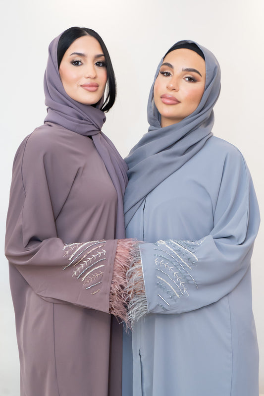 Glamouröse Abaya mit Steinen und Federn